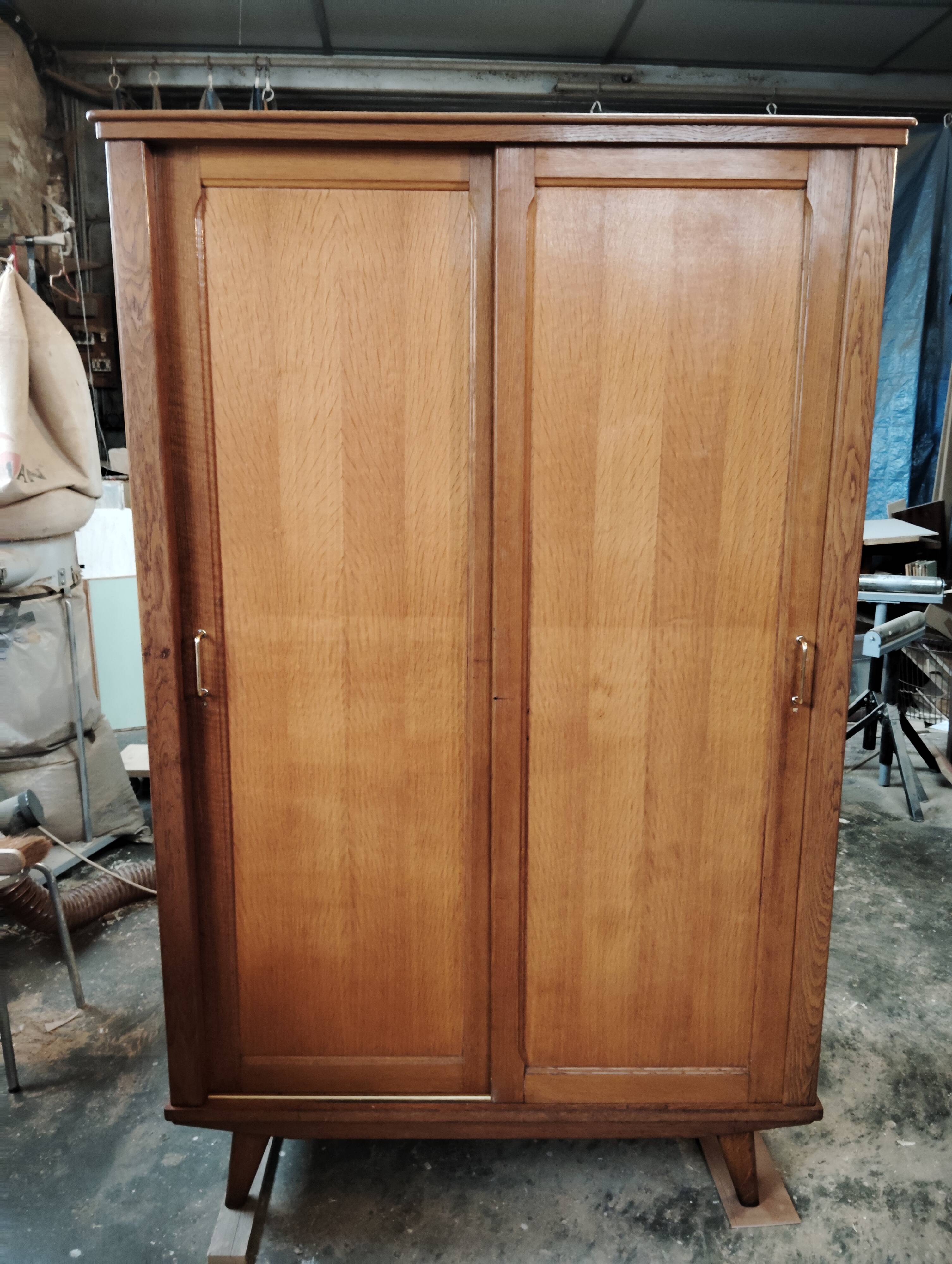 Scandinavian sliding wardrobe 50-60 feet compass