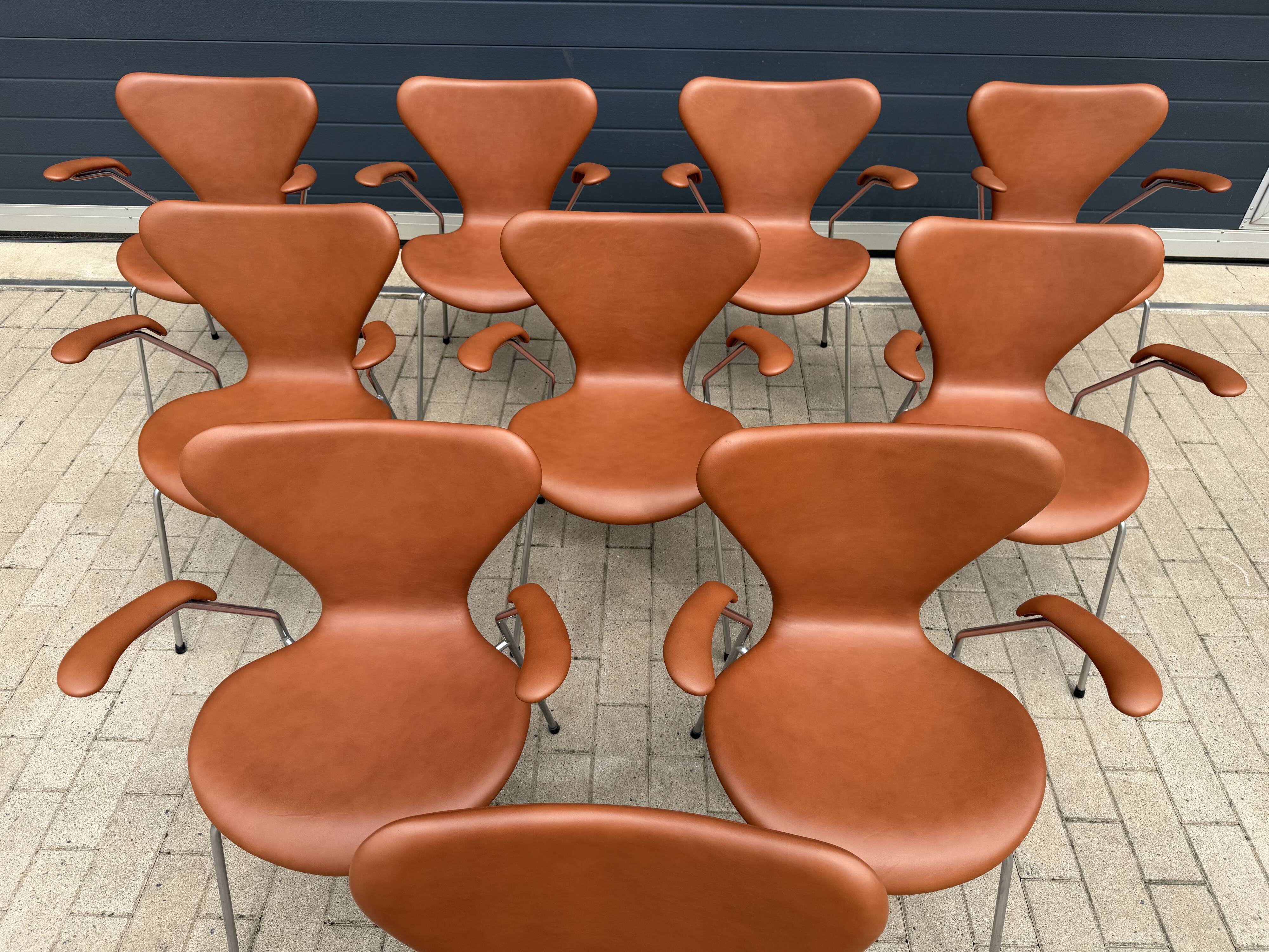 10x armchairs with arms, series 7 Butterfly Fritz Hansen by Arne Jacobsen in Cognac leather, in perfect condition.