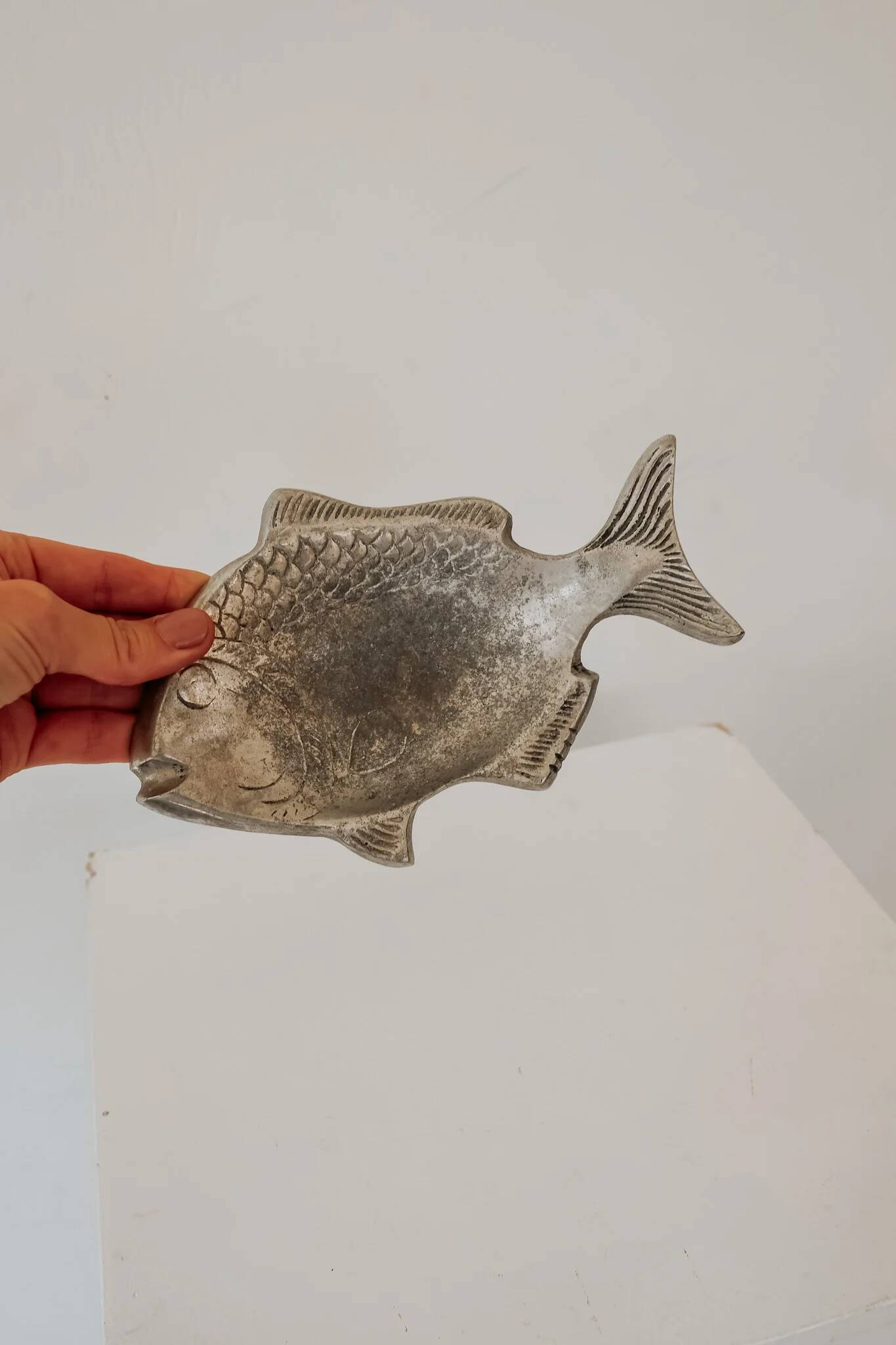 Vide-poches en métal argenté en forme de poisson