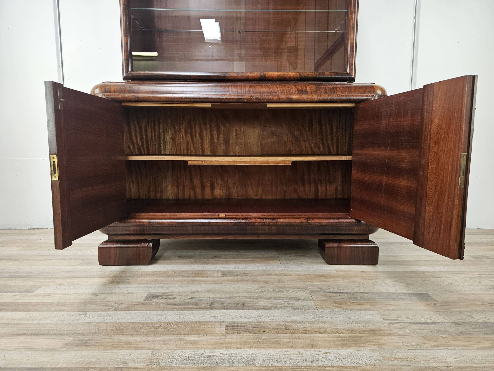 Vitrine Art Déco des années 1930 en noyer et racine de noyer