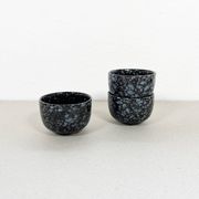 Tasses en céramique noire et grise