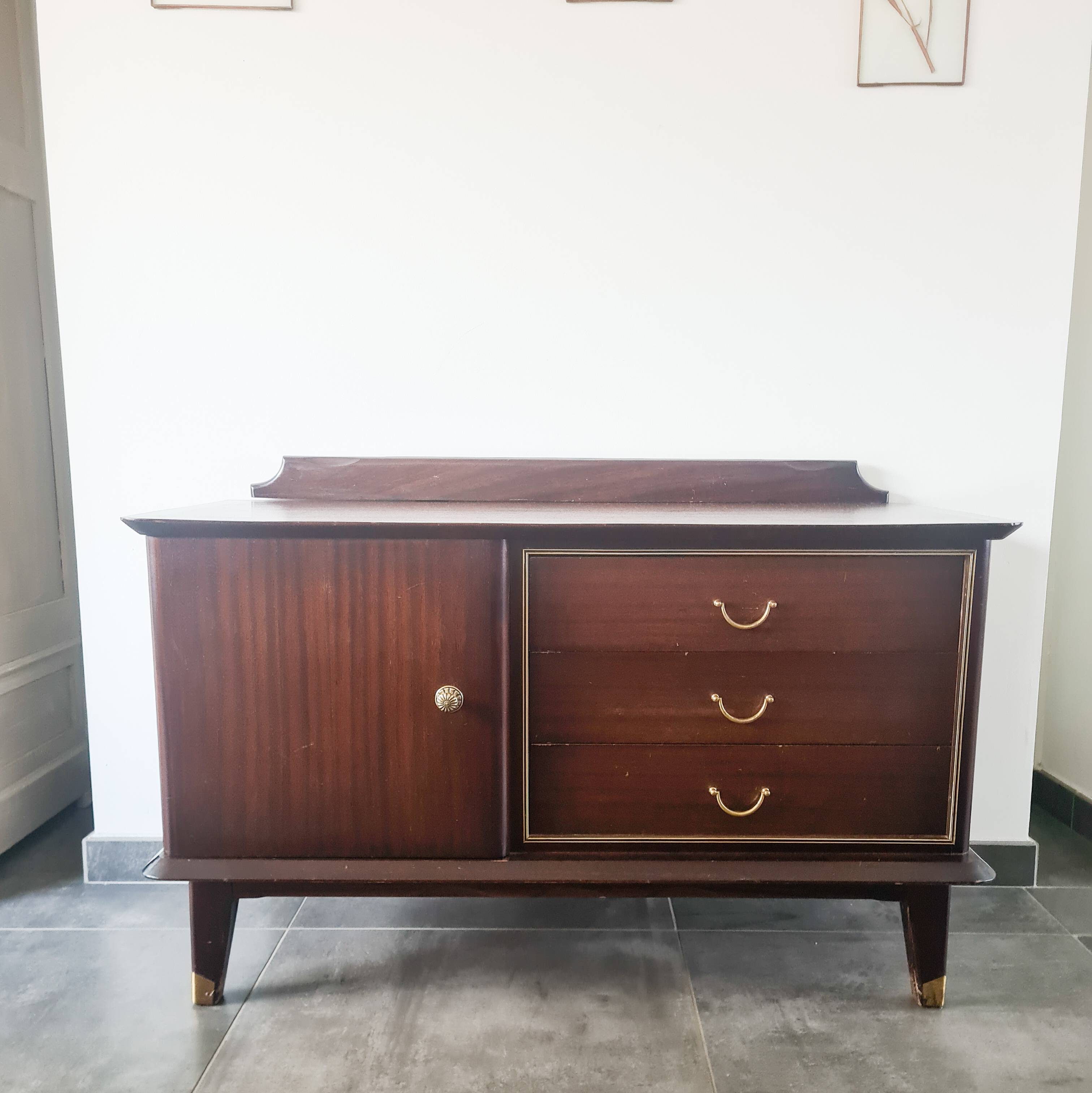 Enfilade en bois foncé et finitions laiton pieds compas