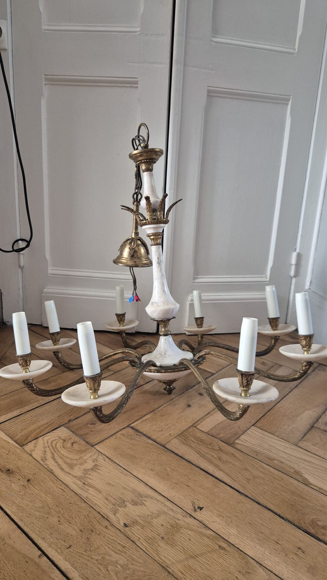 Lustre with 8 light arms in Hollywood Regency style – Gold brass and marble