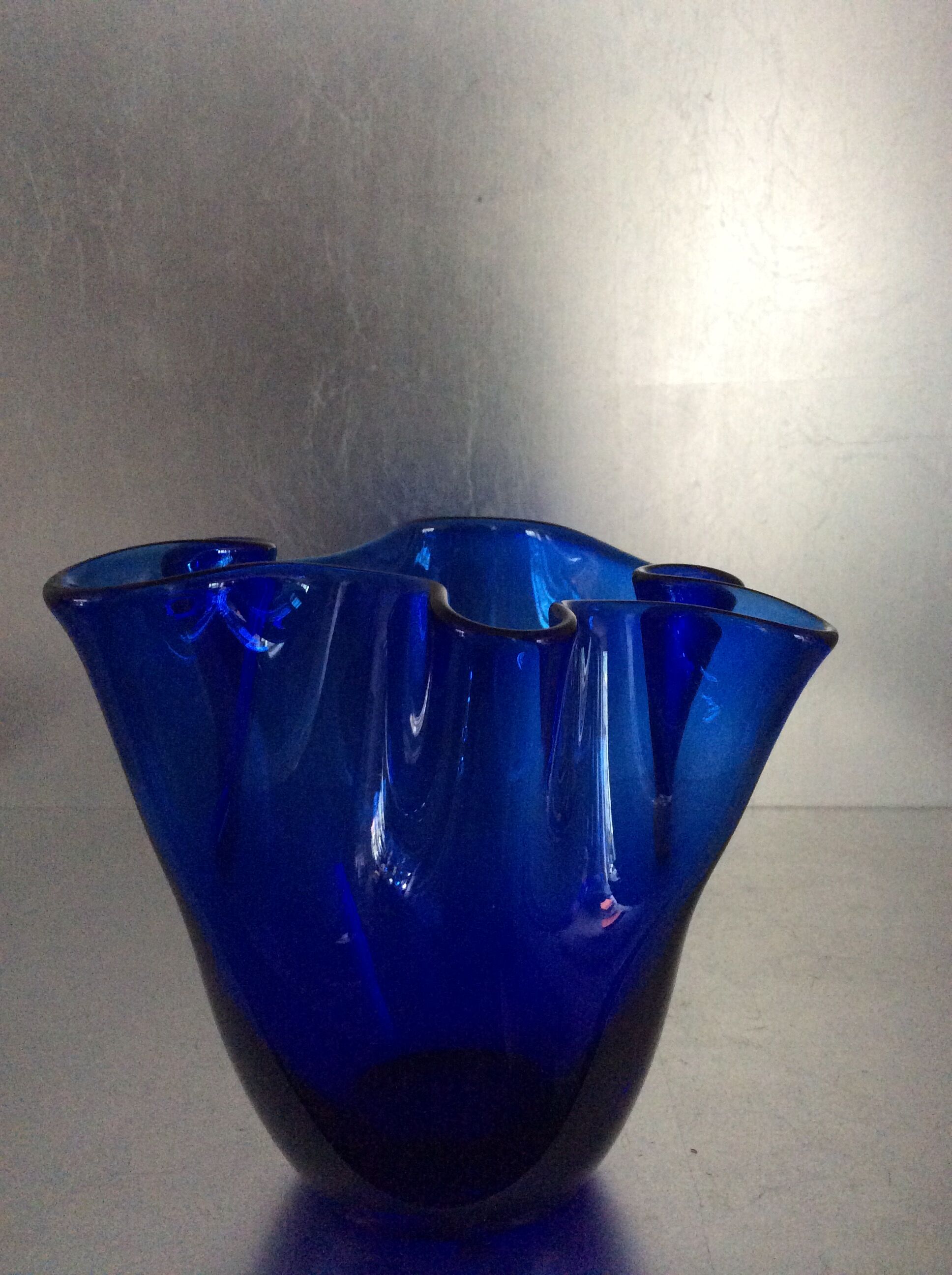 Vase mouchoir vintage en pâte de verre bleu