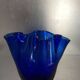Vase mouchoir vintage en pâte de verre bleu