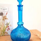 Grande carafe en verre bleu