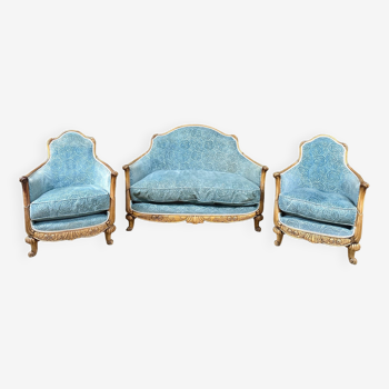 Salon art deco vers 1920 en bois sculpté tapissé d’un velours bleu, un canapé deux fauteuils