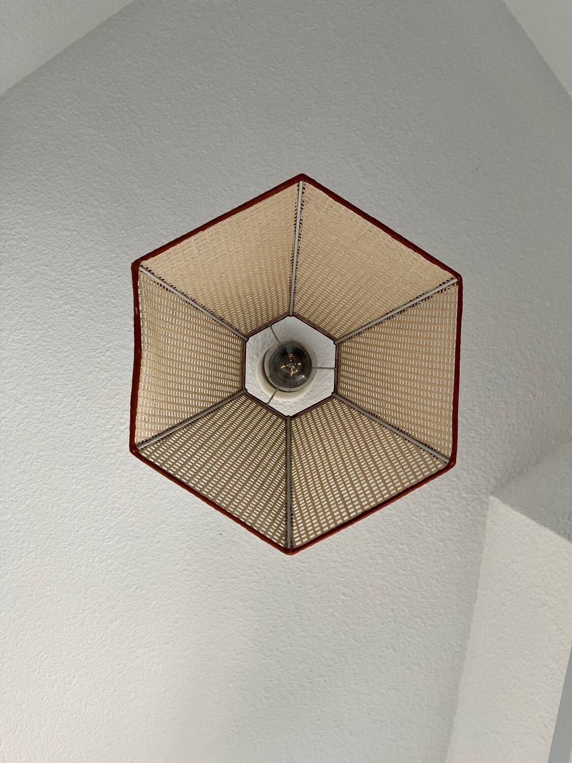 Suspension vintage en bois et cannage