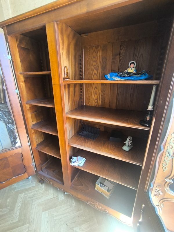 Regency display cabinet with 3 doors in cherry wood.