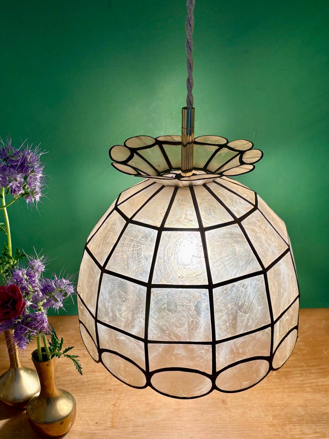 Vintage pendant light in mother-of-pearl and brass