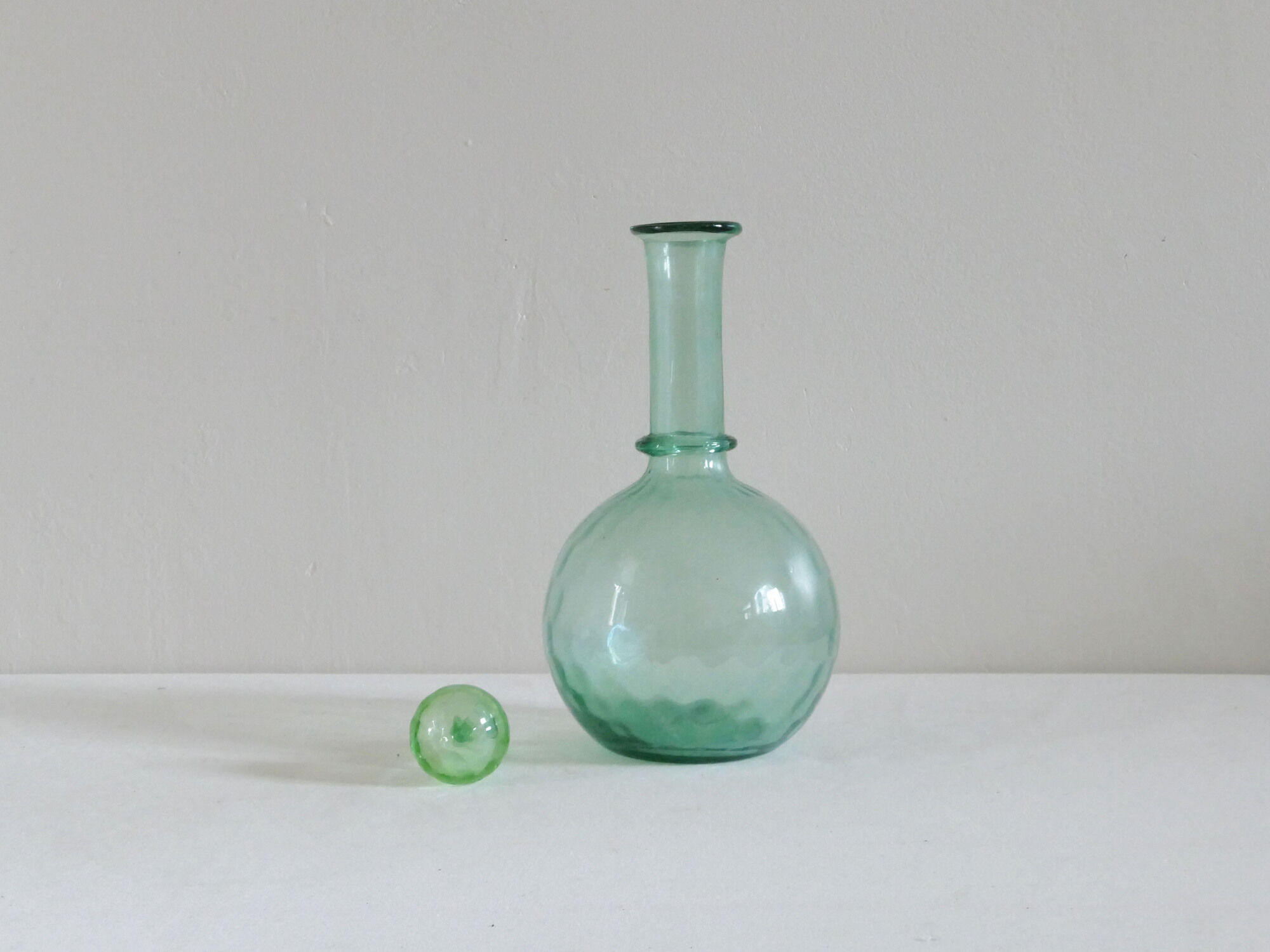Carafe à liquoreux vintage en verre de couleur verte