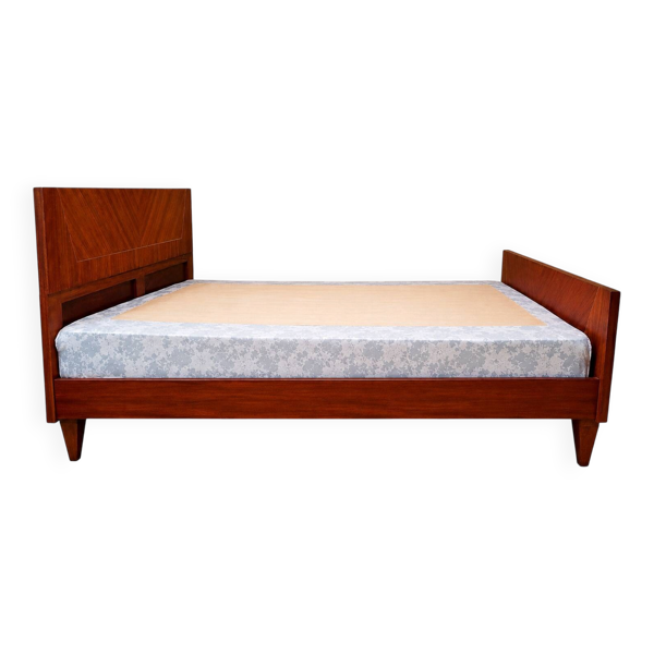 Lit en bois verni avec sommier