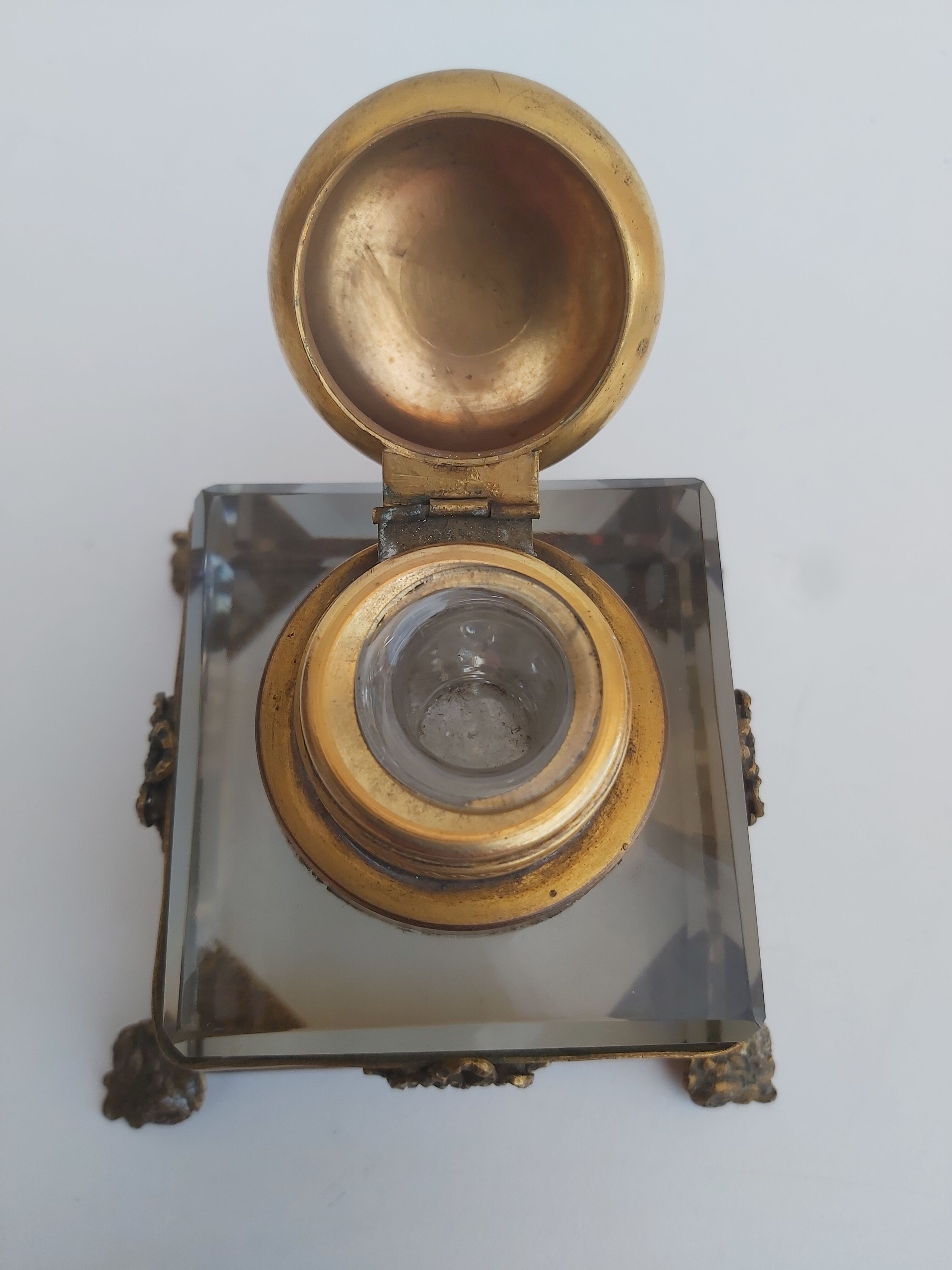 Bronze and crystal inkwell nineteenth Louis XVI and Marie-Antoinette medallion