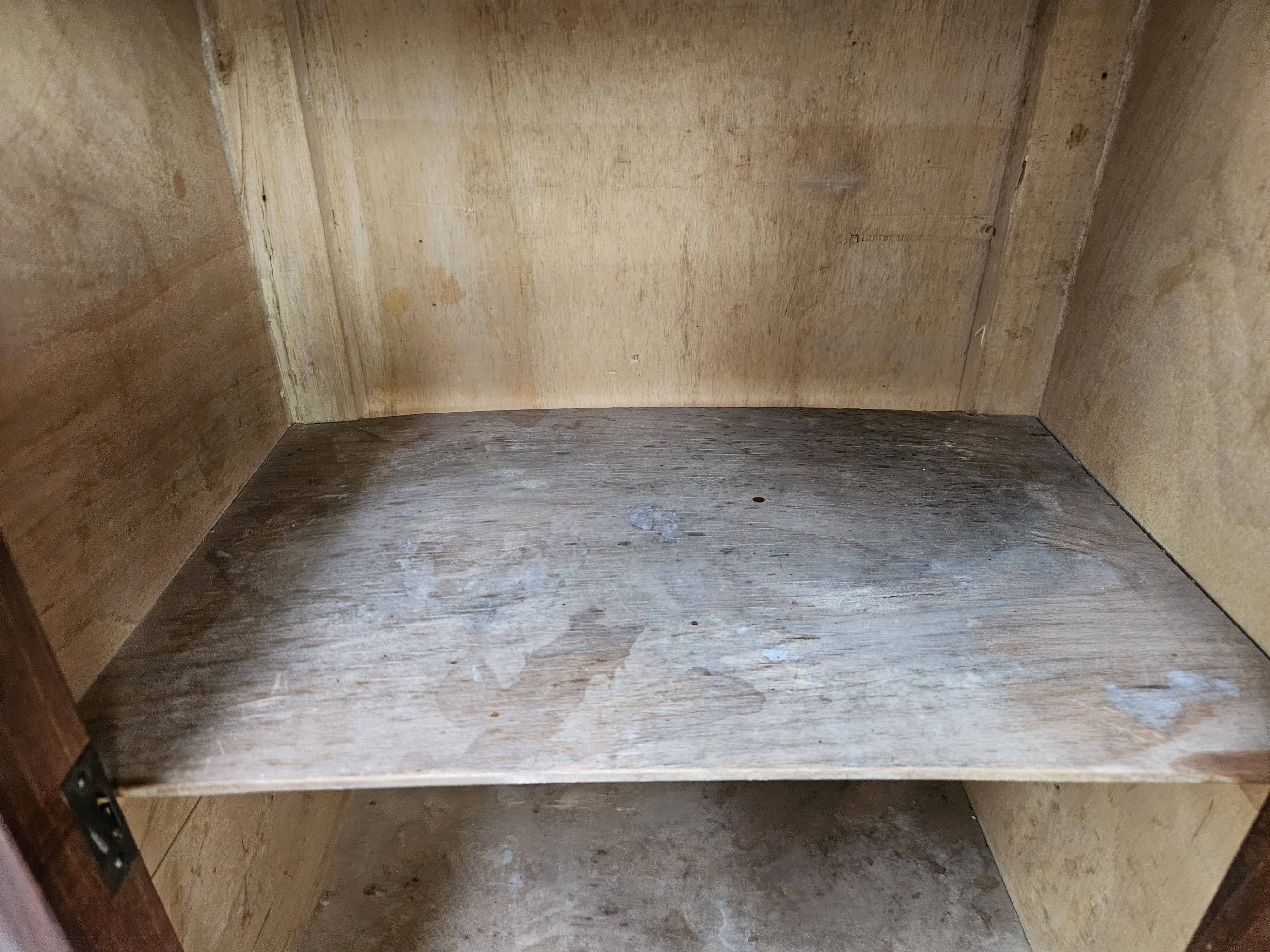 Pair of 1930s Art Deco bedside tables in walnut burl with marble top