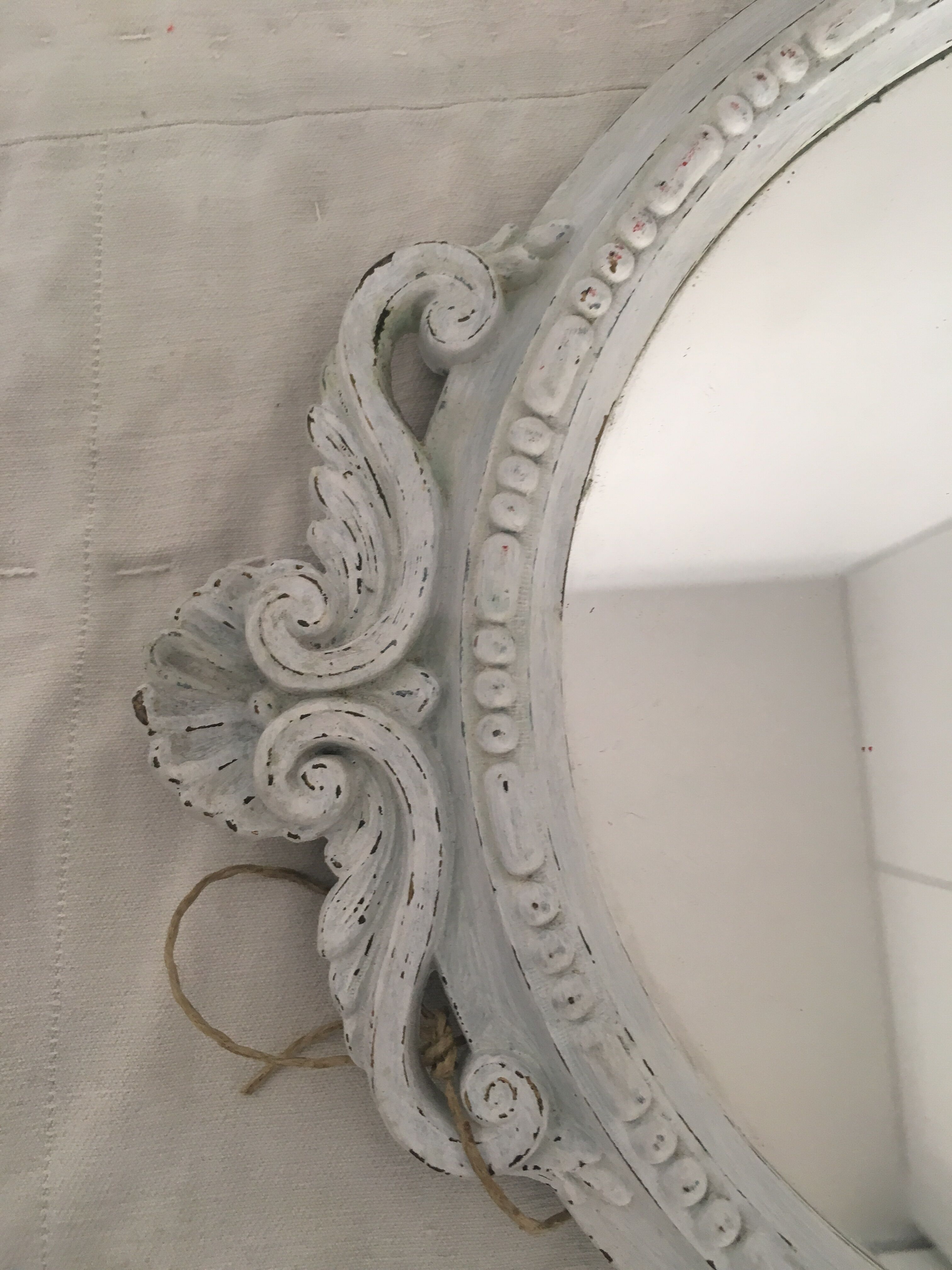 White oval mirror 41x29cm