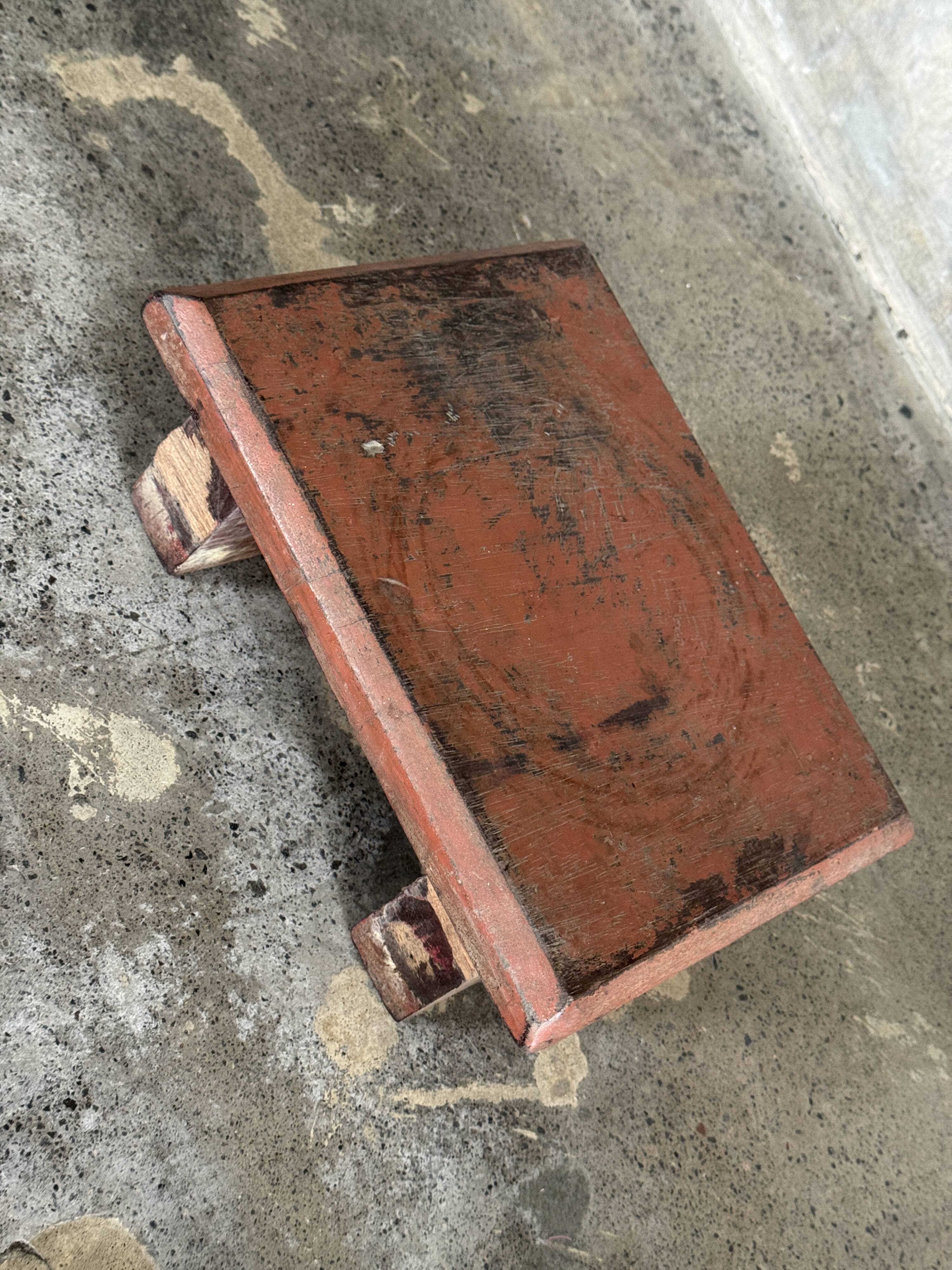 Small auxiliary stool in upcycled teak with red chrome (3274)