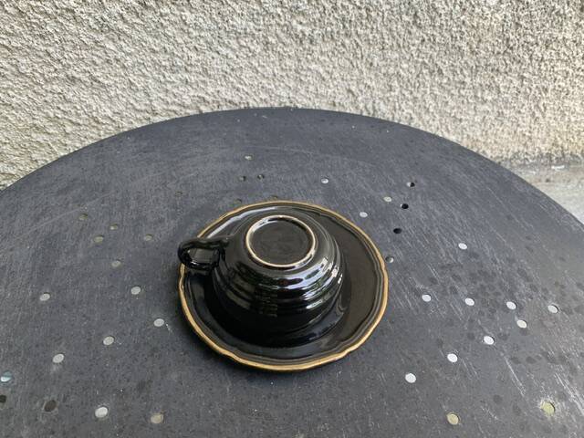 Coffee service composed of 5 cups and saucers in black earthenware and different colored interiors