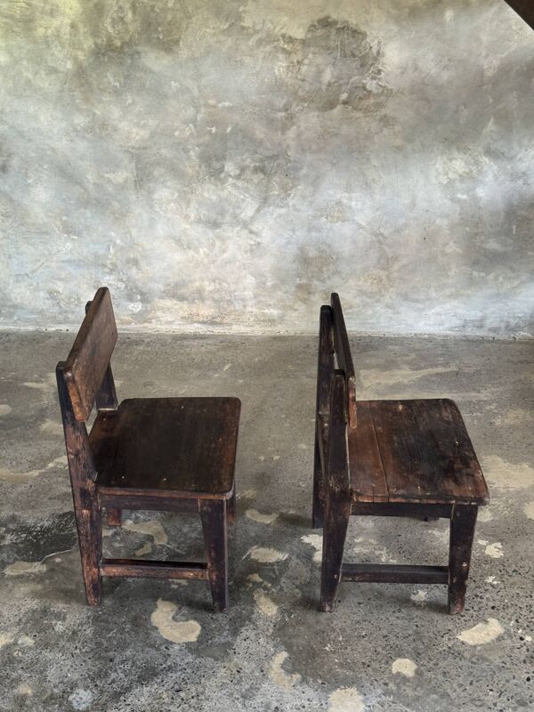 Petite chaise d'enfant ancienne indonésienne en teck
