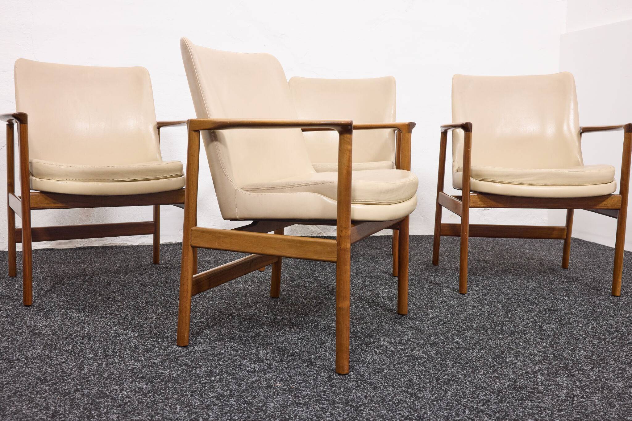 Chaises de salle à manger/conférence vintage avec accoudoirs en noyer et cuir vinyle d'origine b