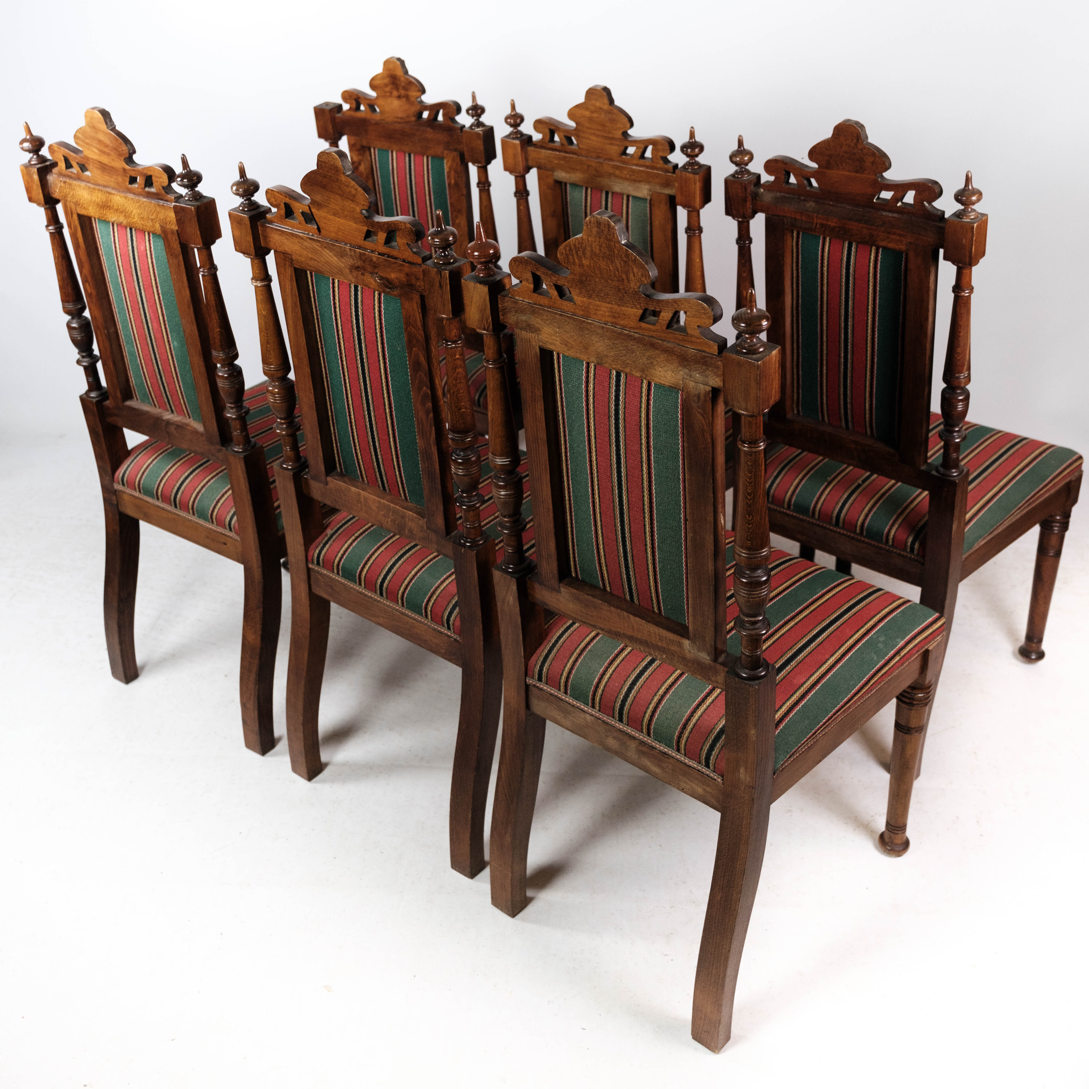 Ensemble de six chaises de salle à manger en chêne et rembourrées de tissu rayé, années 1920
