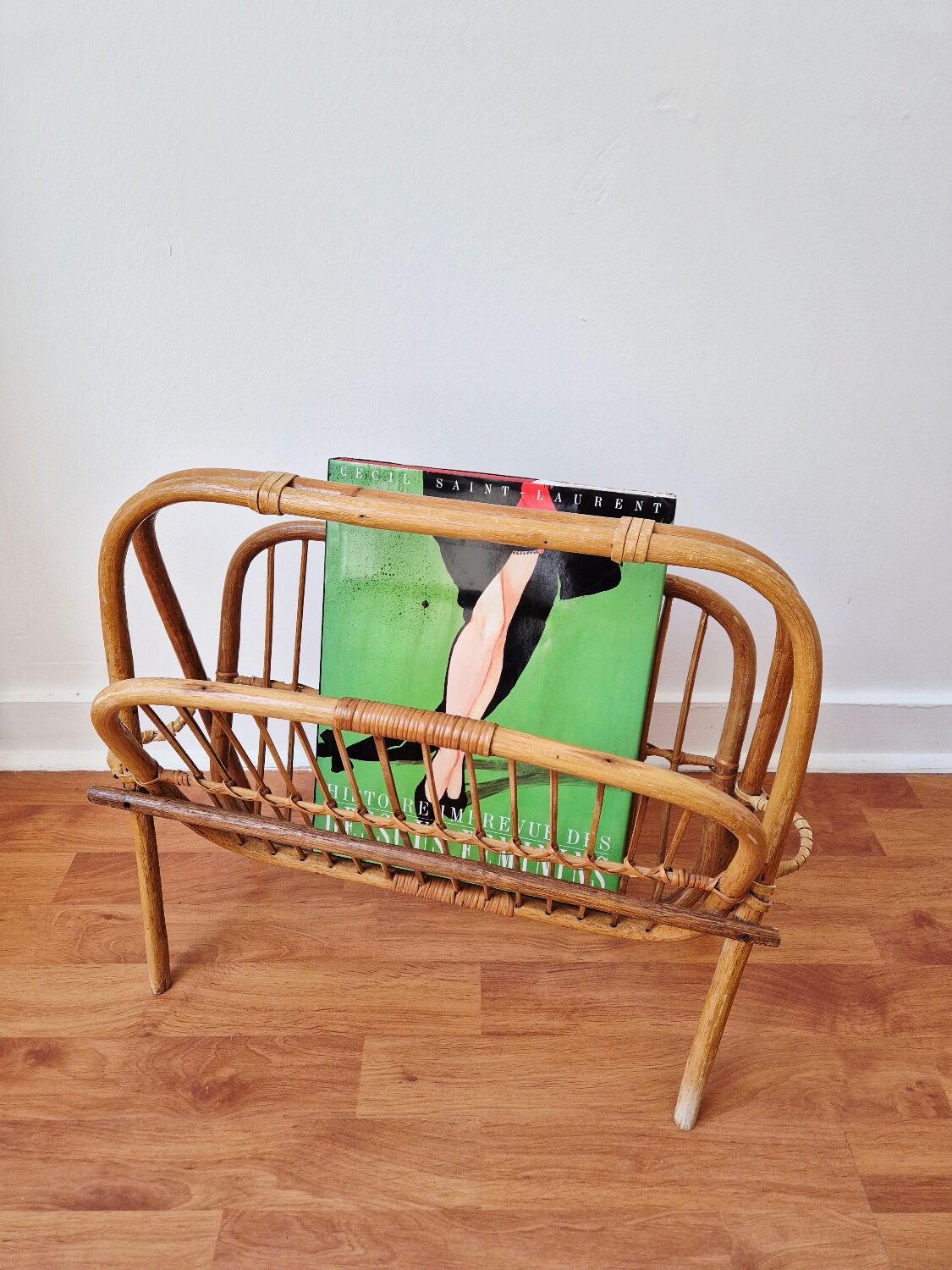 Foldable rattan magazine rack - Vintage