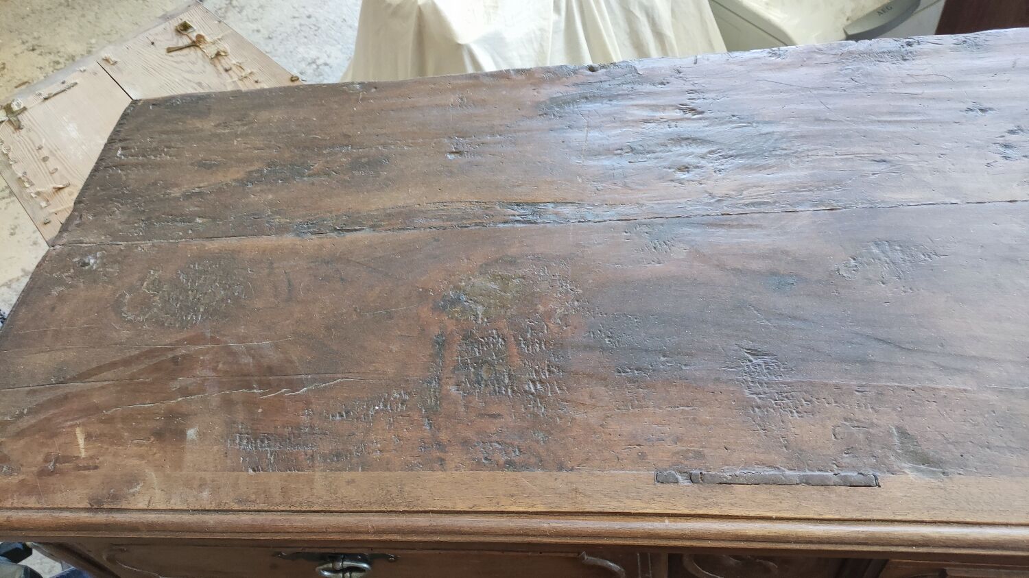Sideboard with 2 doors and 2 drawers in walnut, 18th