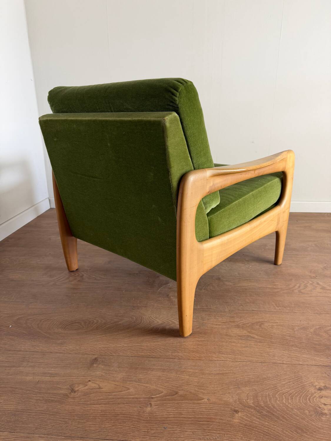 Vintage armchair with elegant Scandinavian design from the 1960s. Struct