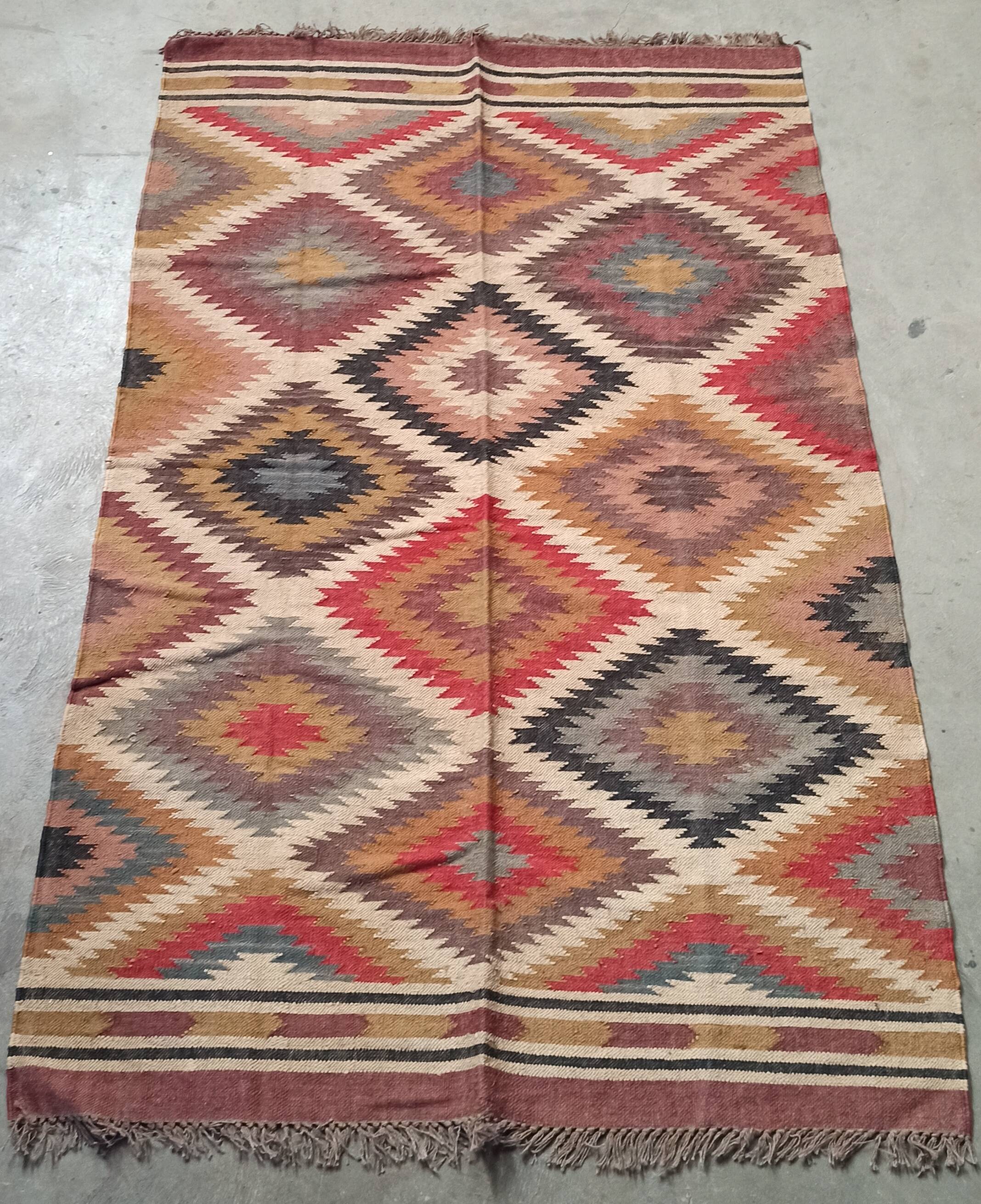 Tapis kilim en toile de jute et coton. 155cm x 270cm