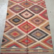 Tapis kilim en toile de jute et coton. 155cm x 270cm