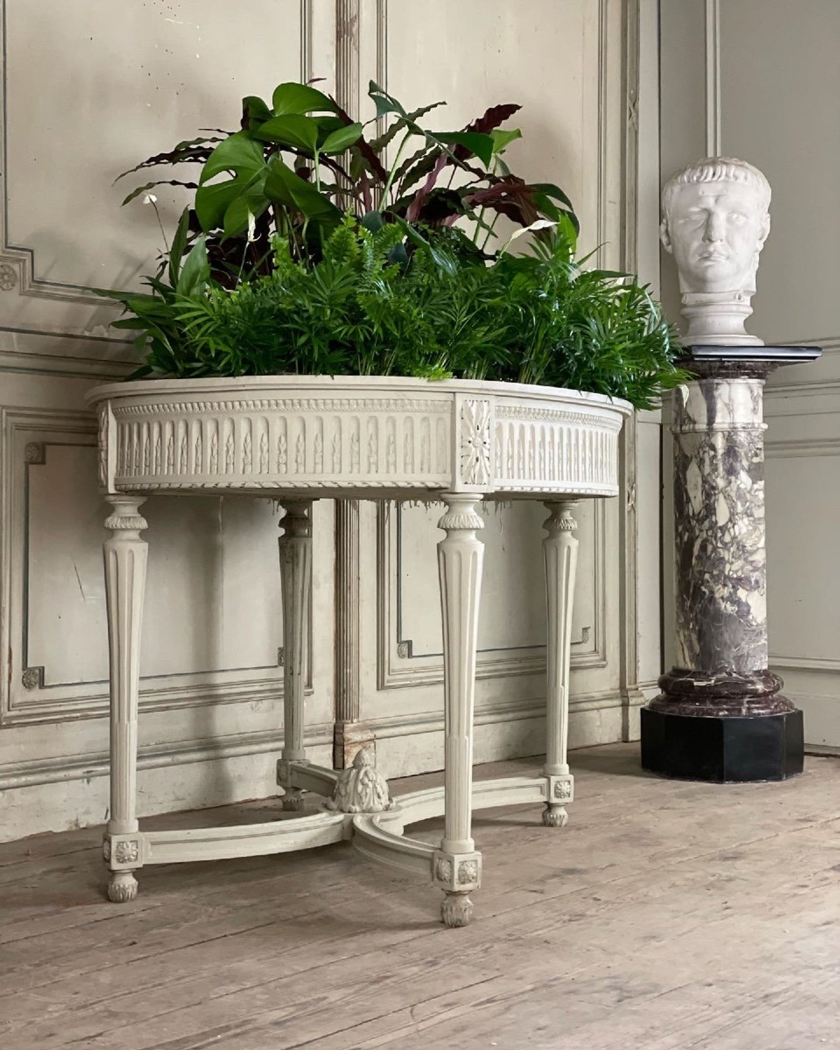 Jardinière en bois sculpté peint, vers 1900