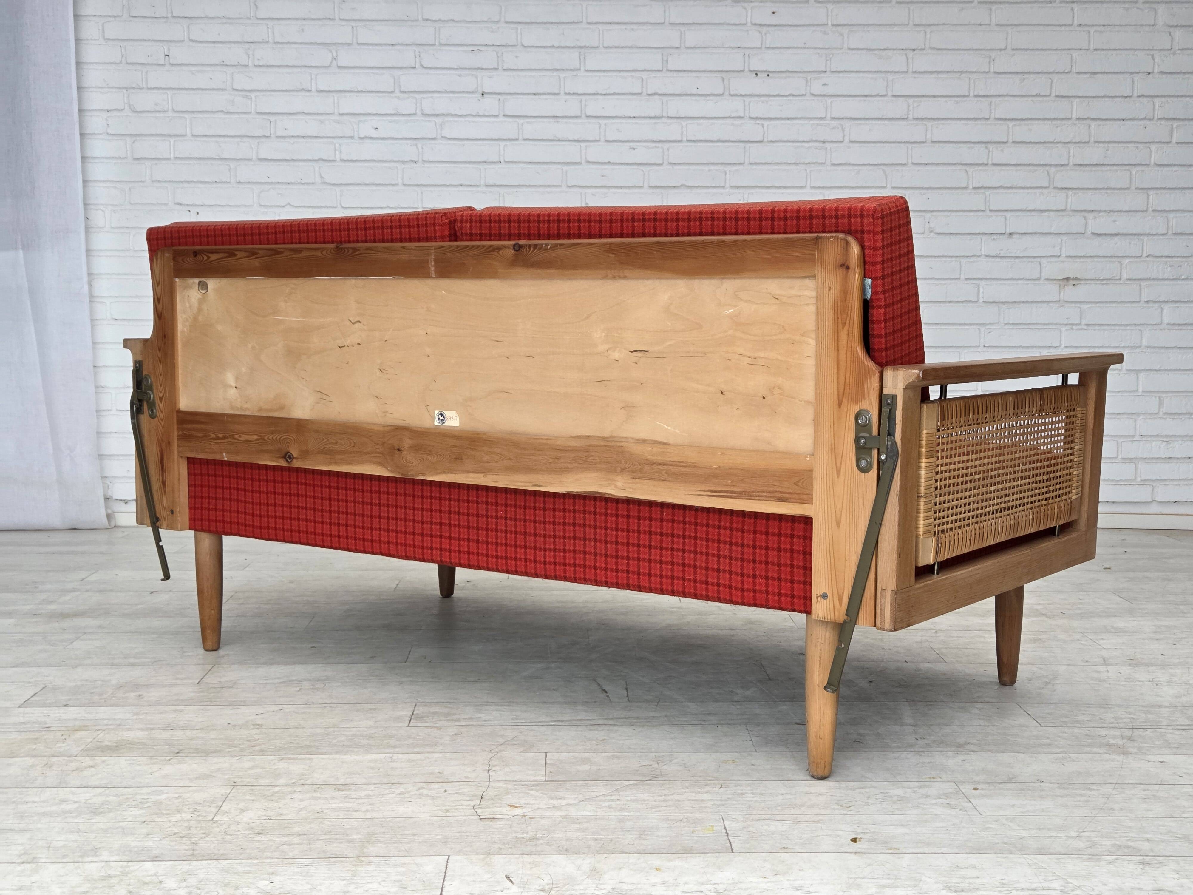 1970s, Danish drop-arm daybed/sofa by Illum Wikkelsø, furniture wool.