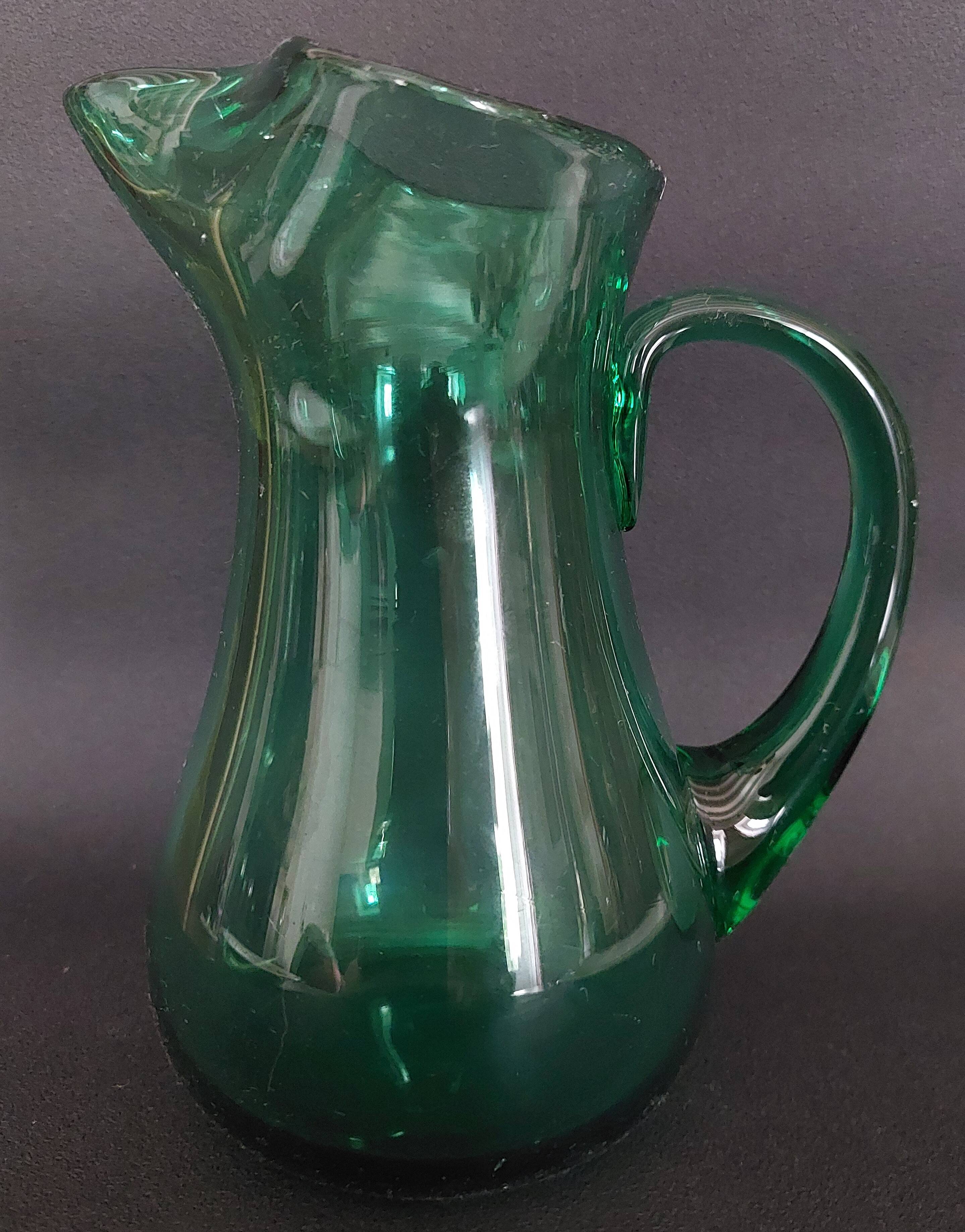 Pichet en verre vert XXème