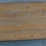 Table basse de style industrielle à plateau de bois supporté par un piètement métallique-