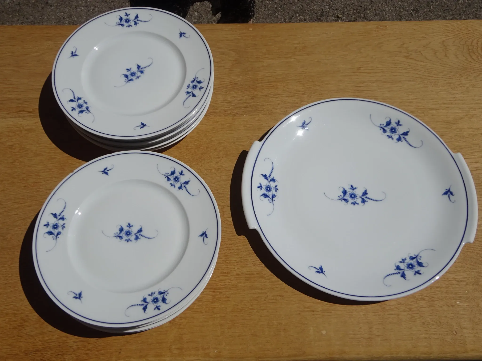 Fine Limoges porcelain dessert service: dish and 12 plates.