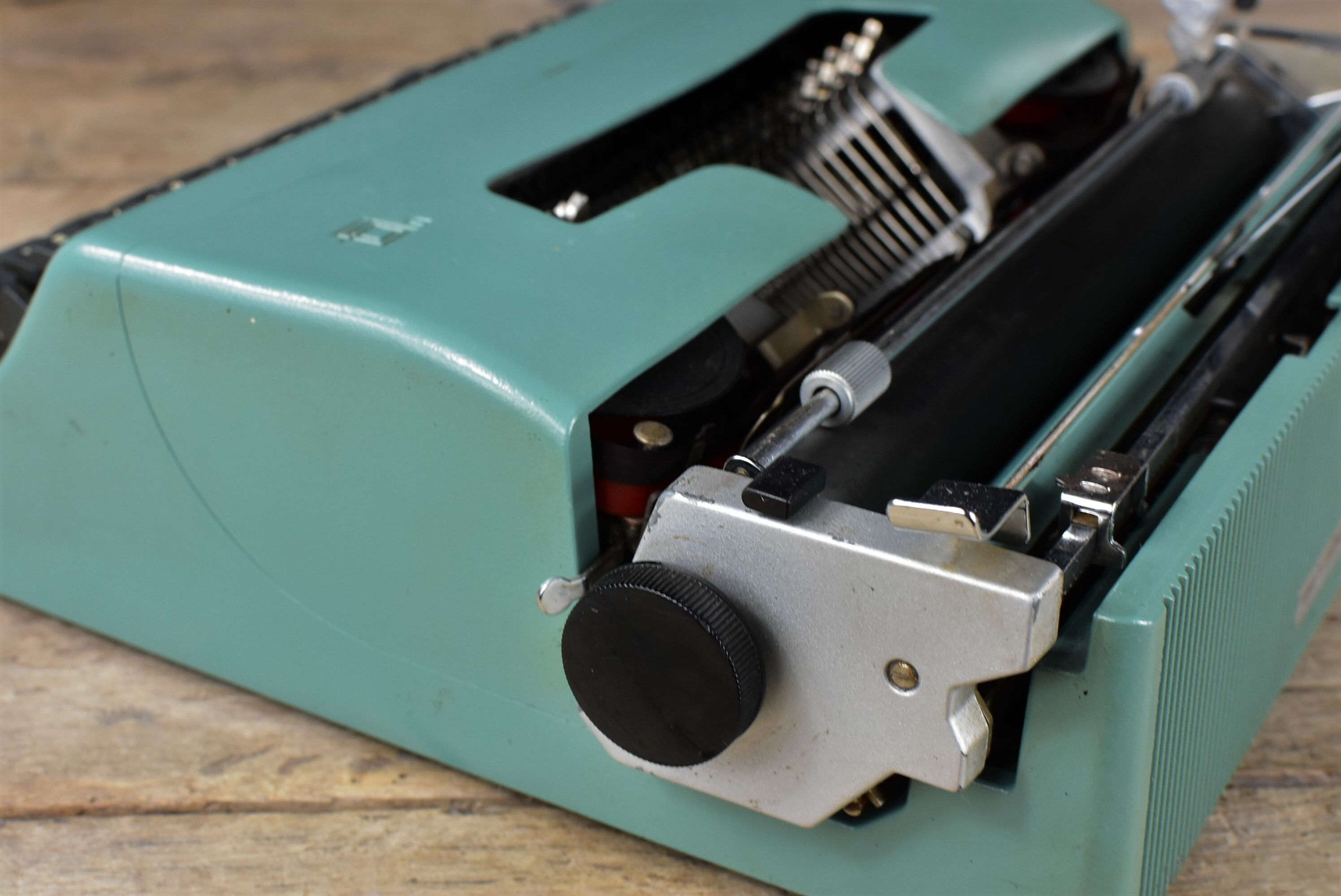 Typewriter Olivetti lettéra 32