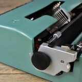 Typewriter Olivetti lettéra 32