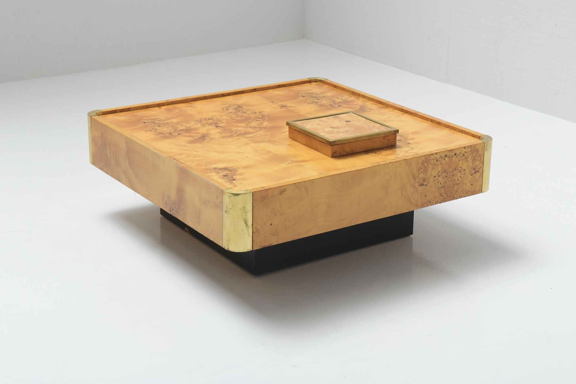 Coffee table & cigar box in burlwood & golden messing box, Italy