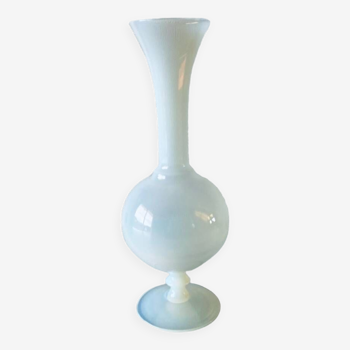 Vase ancien en opaline blanche