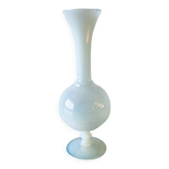 Vase ancien en opaline blanche