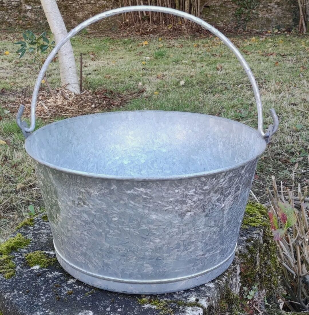 Old galvanized steel basin/vintage garden