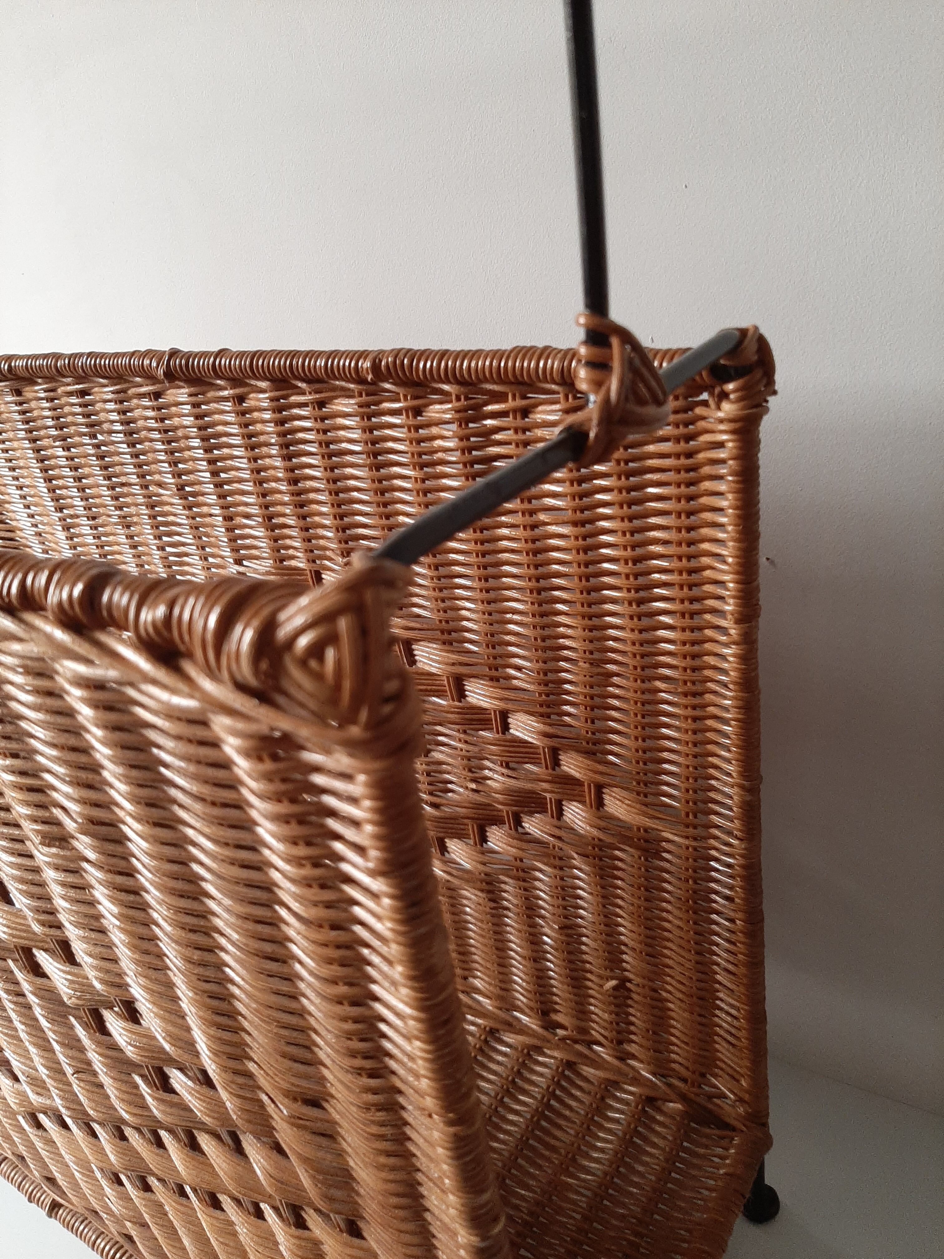 Door vintage rattan magazine