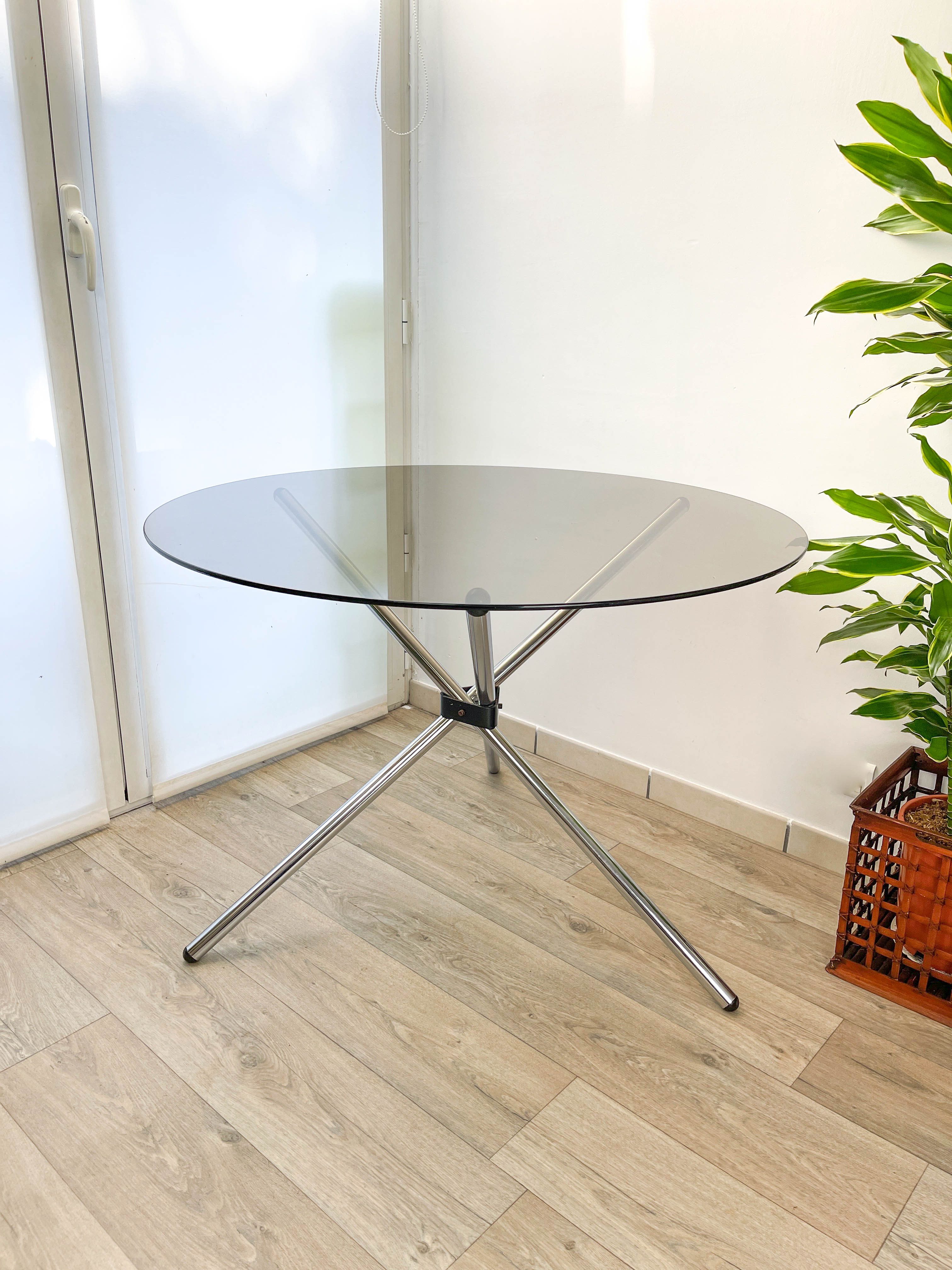 Round tripod table in smoked glass Roche Bobois 70