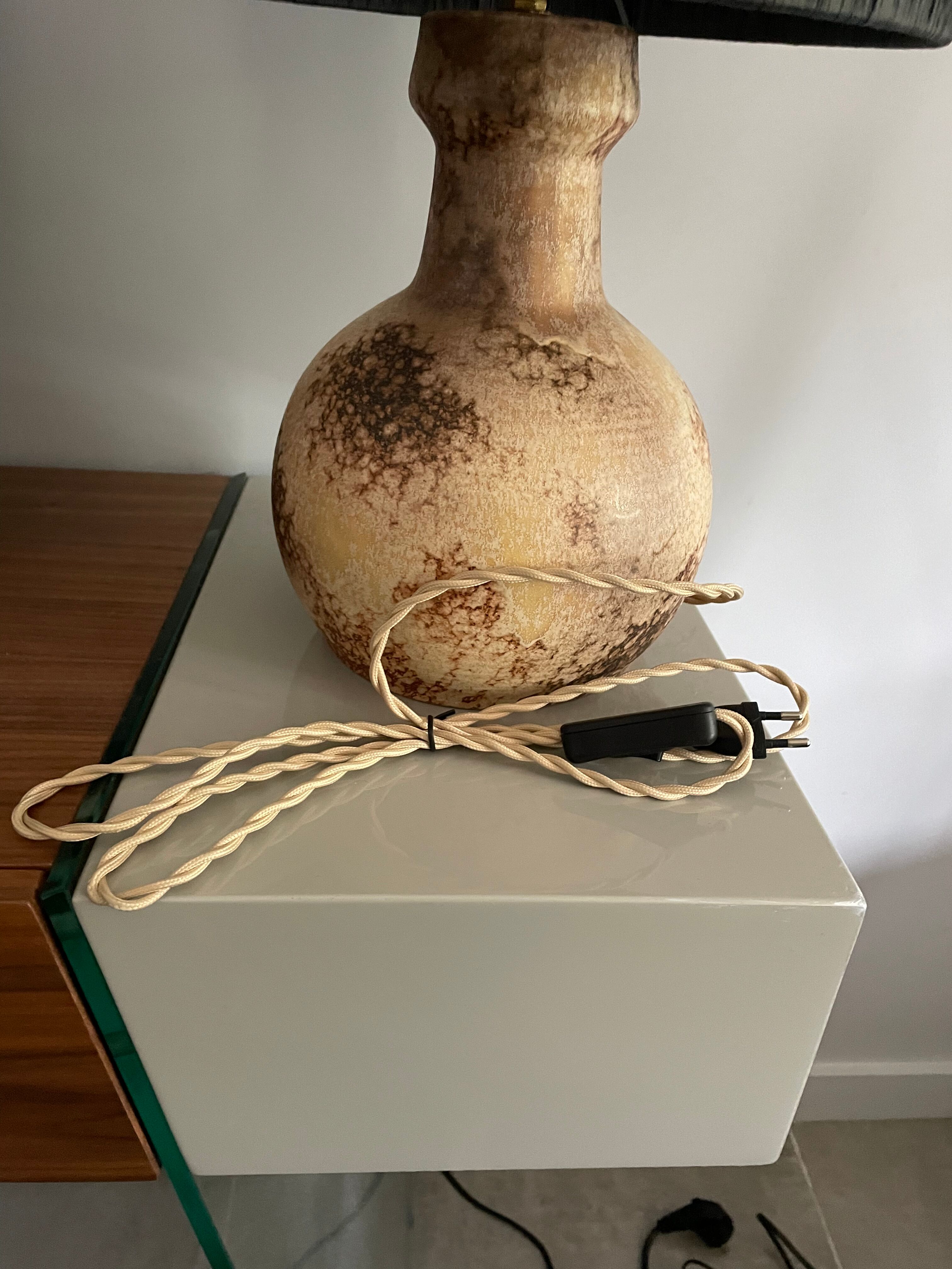 Lampe en grès et raphia
