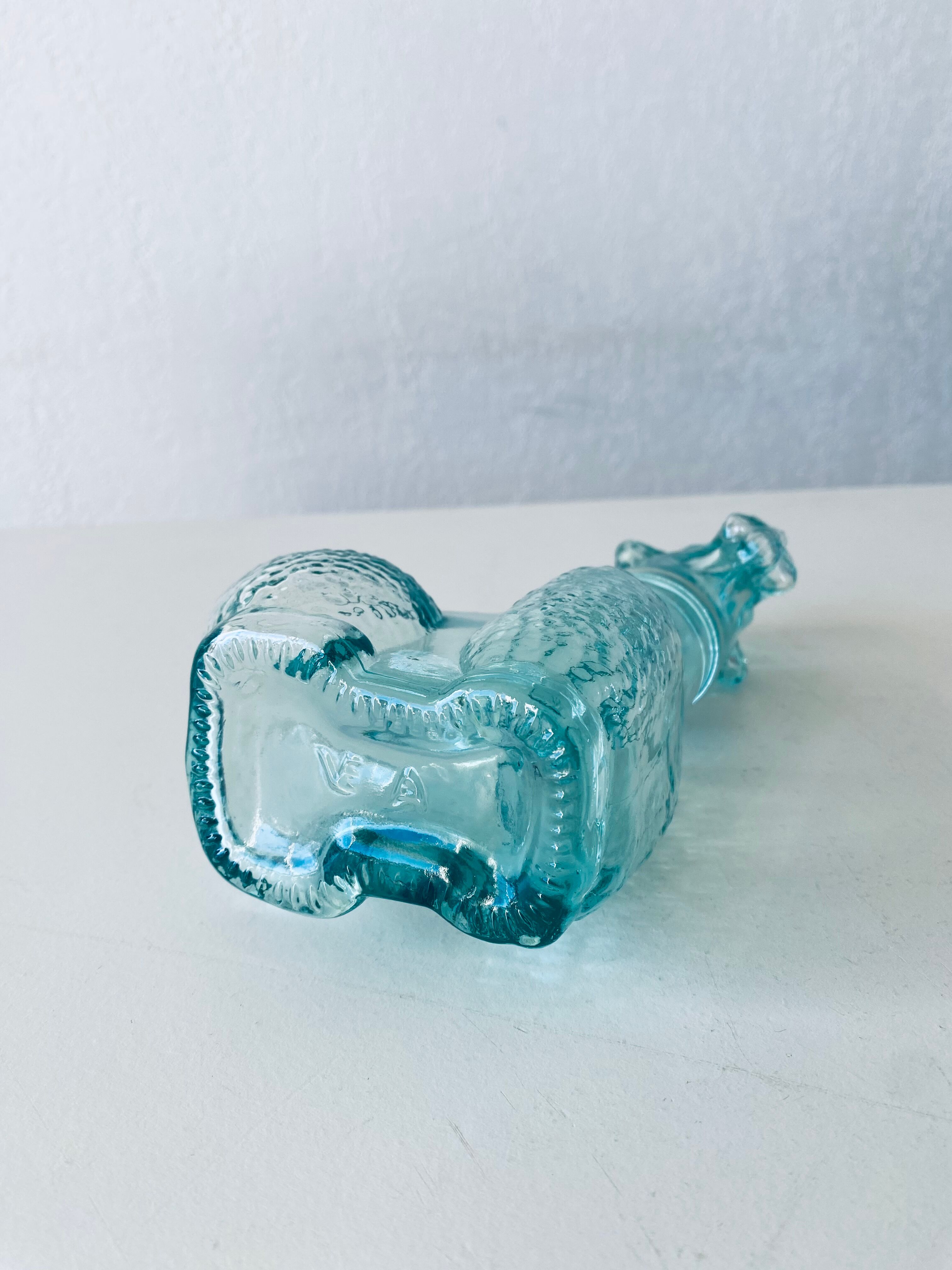 Carafe vintage en verre forme chien caniche