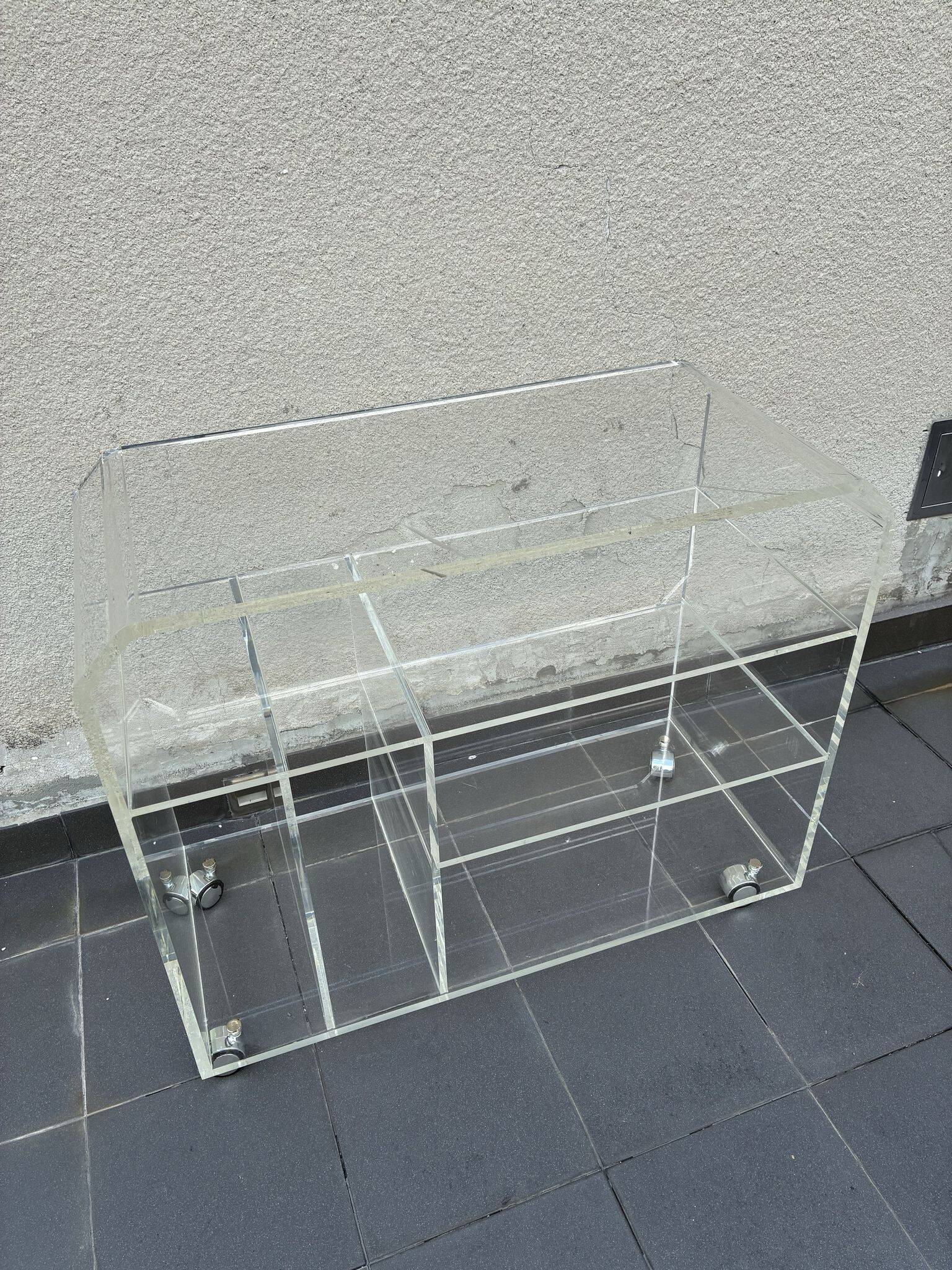 Chariot en lucite épais sur roulettes, années 1970