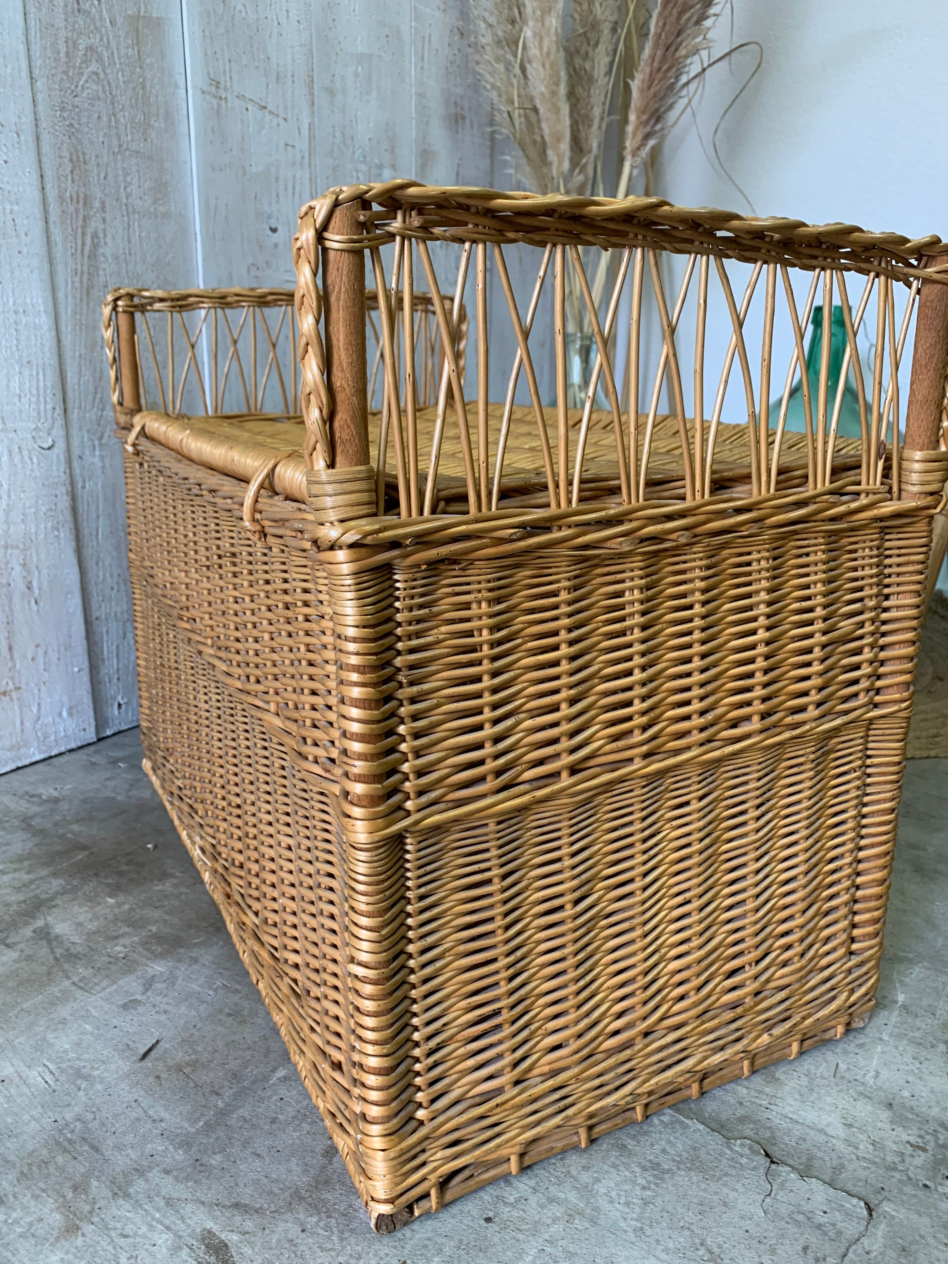 Wicker trunk/bench