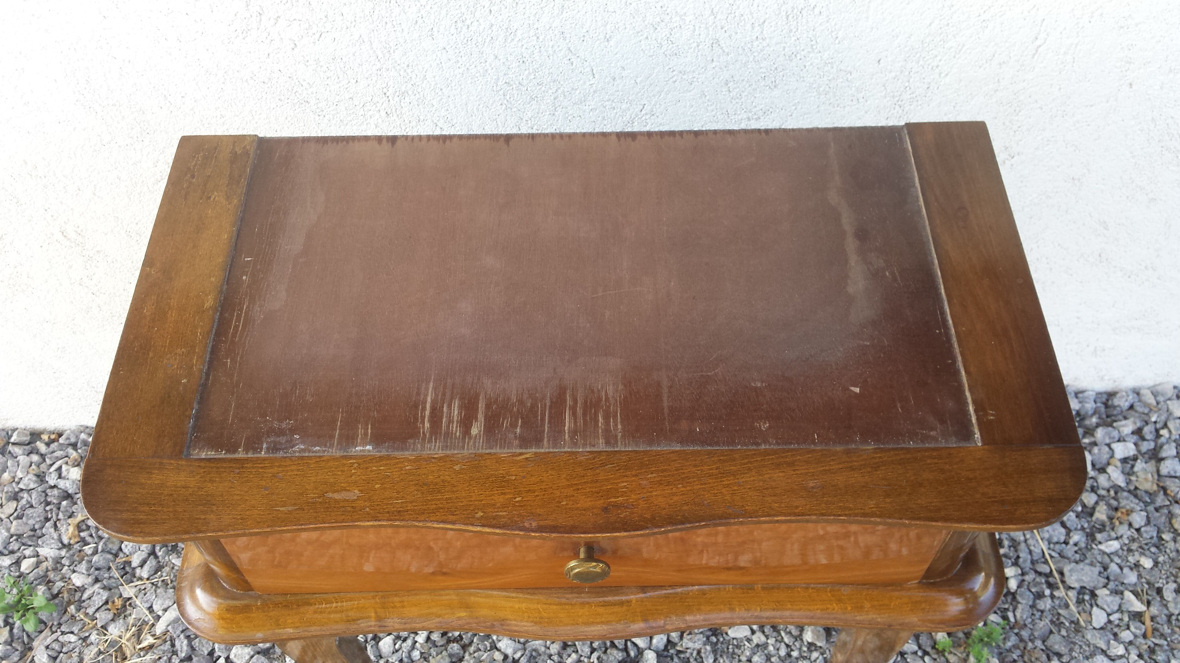 Table with rounded lines