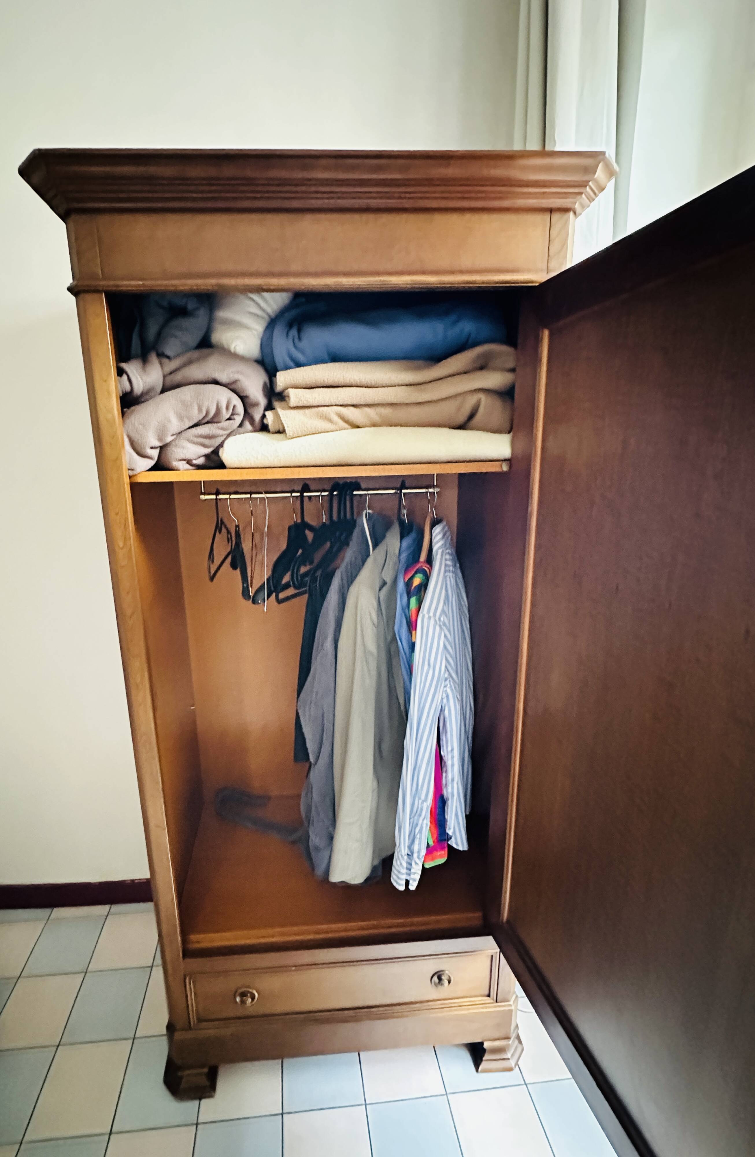 Armoire avec porte miroir en merisier Ebeniste