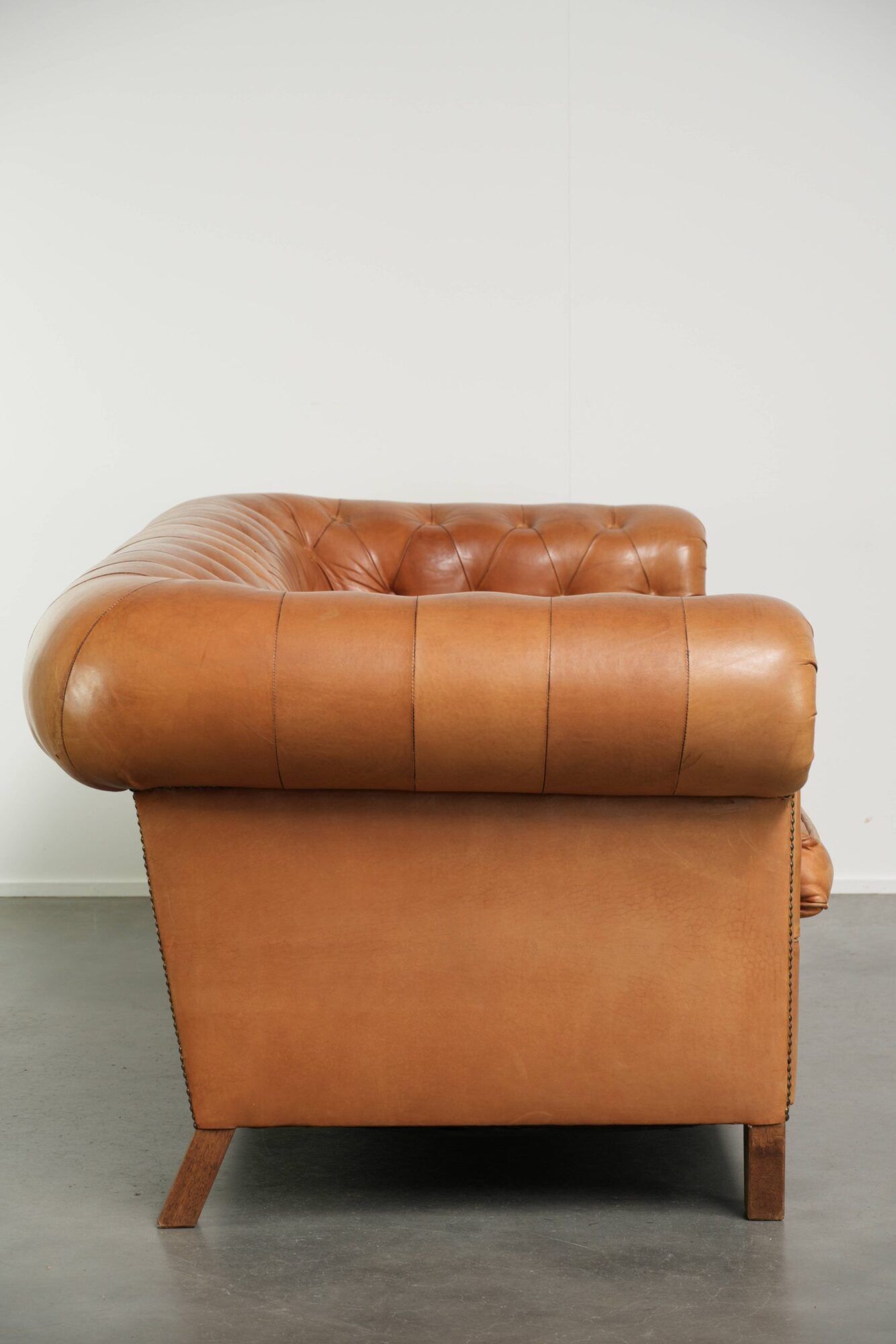 Sheepskin 2.5-seater Chesterfield sofa in a light cognac colour