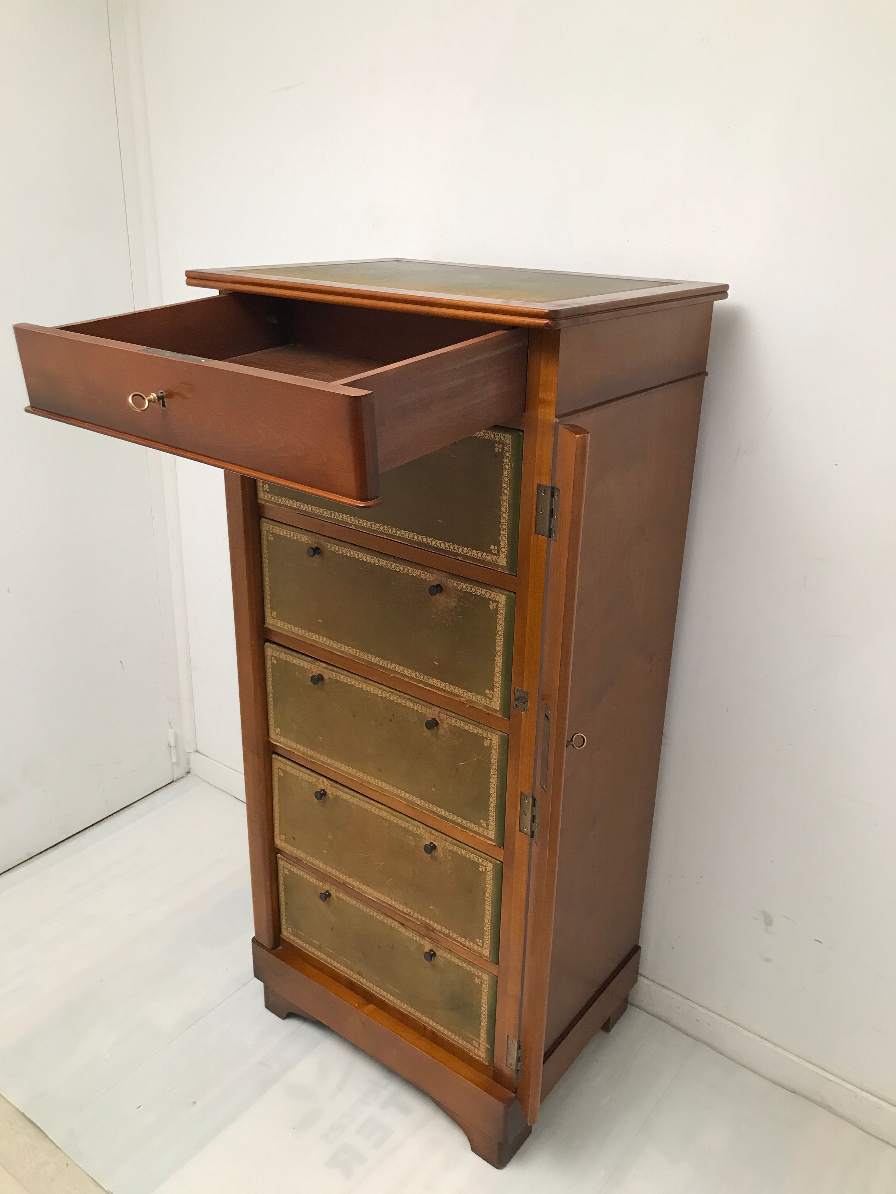 Cardboard maker Louis Philippe